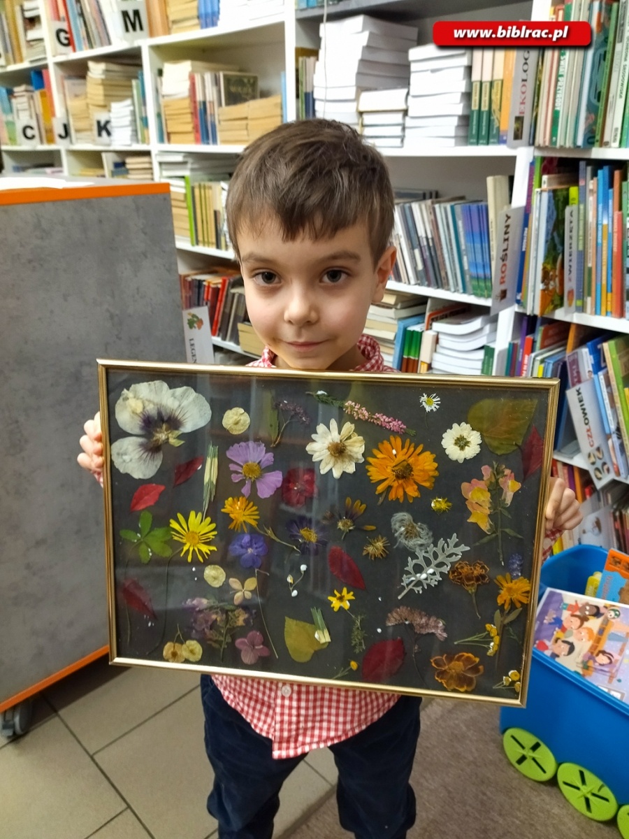 Zdjęcie w galerii na portalu naszraciborz.pl: Świąteczne warsztaty dla dzieci w bibliotece w Markowicach wiadomości z regionu