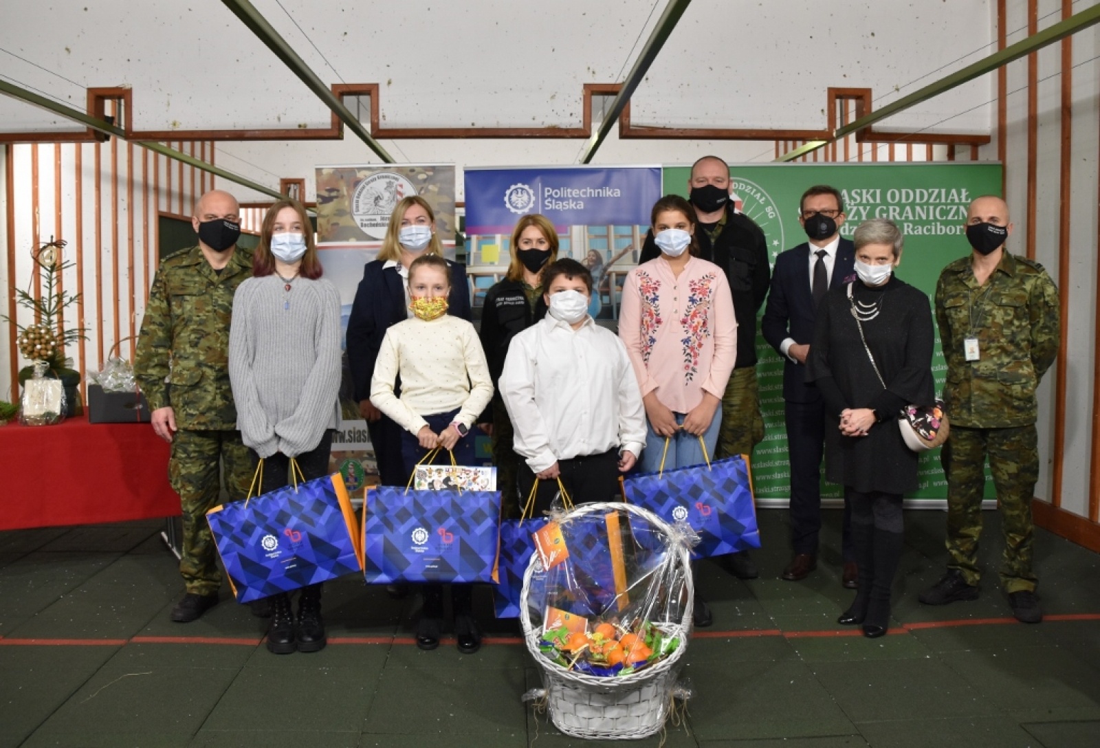 Zdjęcie w galerii na portalu naszraciborz.pl: Julia i Przemek wykonali najładniejsze kartki wiadomości z regionu