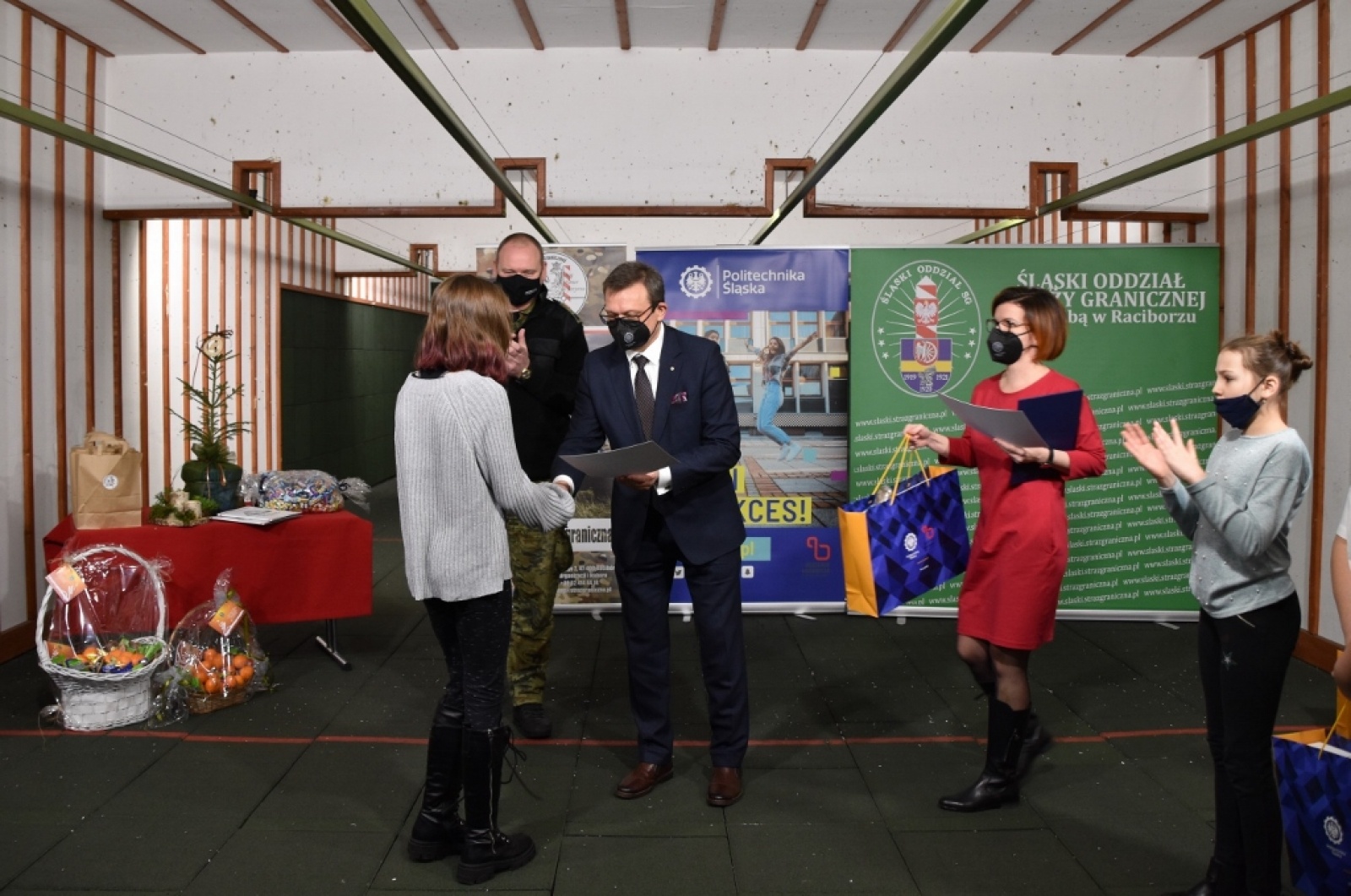 Zdjęcie w galerii na portalu naszraciborz.pl: Julia i Przemek wykonali najładniejsze kartki wiadomości z regionu