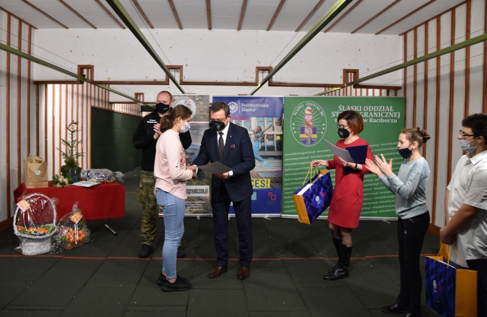 Zdjęcie w galerii na portalu naszraciborz.pl: Julia i Przemek wykonali najładniejsze kartki wiadomości z regionu