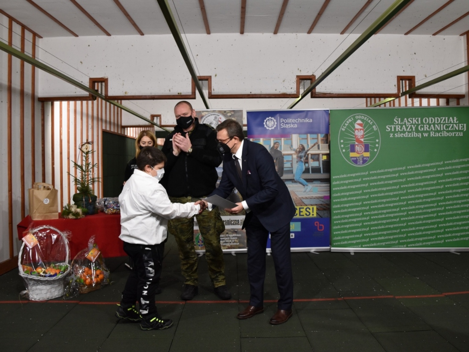 Zdjęcie w galerii na portalu naszraciborz.pl: Julia i Przemek wykonali najładniejsze kartki wiadomości z regionu