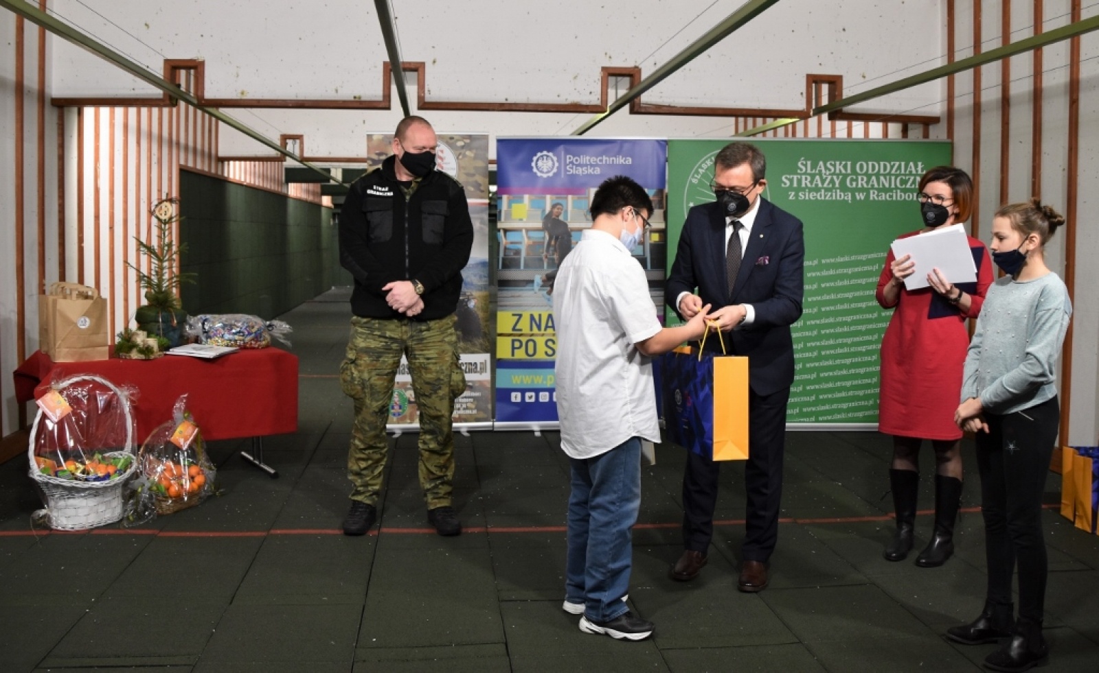 Zdjęcie w galerii na portalu naszraciborz.pl: Julia i Przemek wykonali najładniejsze kartki wiadomości z regionu