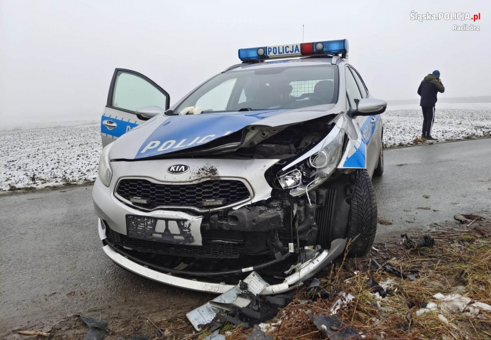 Zdjęcie w galerii na portalu naszraciborz.pl: Dwa rozbite radiowozy raciborskiej policji. Finał pościgu na Płoni wiadomości z regionu