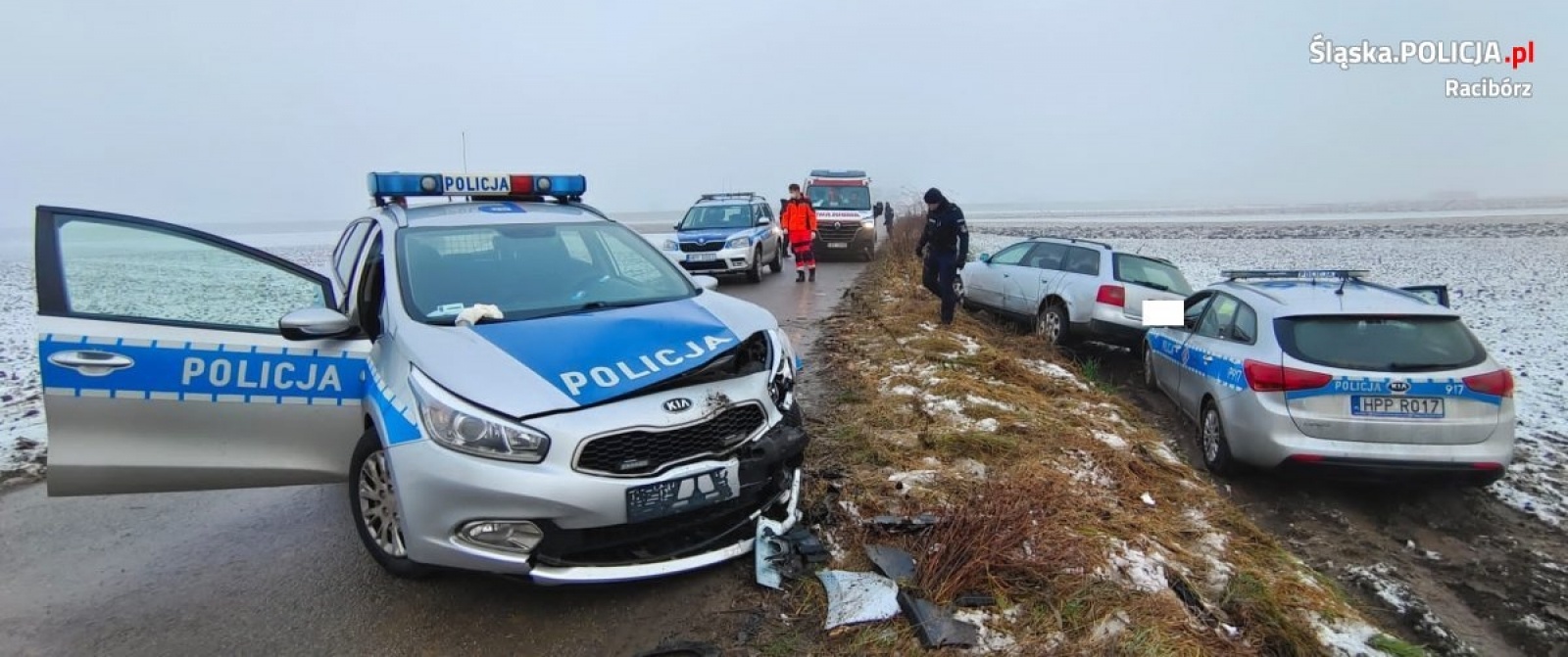 Zdjęcie w galerii na portalu naszraciborz.pl: Dwa rozbite radiowozy raciborskiej policji. Finał pościgu na Płoni wiadomości z regionu