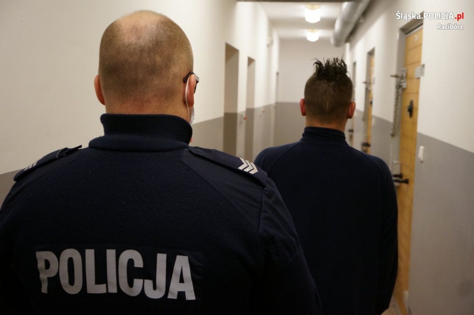 Zdjęcie w galerii na portalu naszraciborz.pl: Dwa rozbite radiowozy raciborskiej policji. Finał pościgu na Płoni wiadomości z regionu