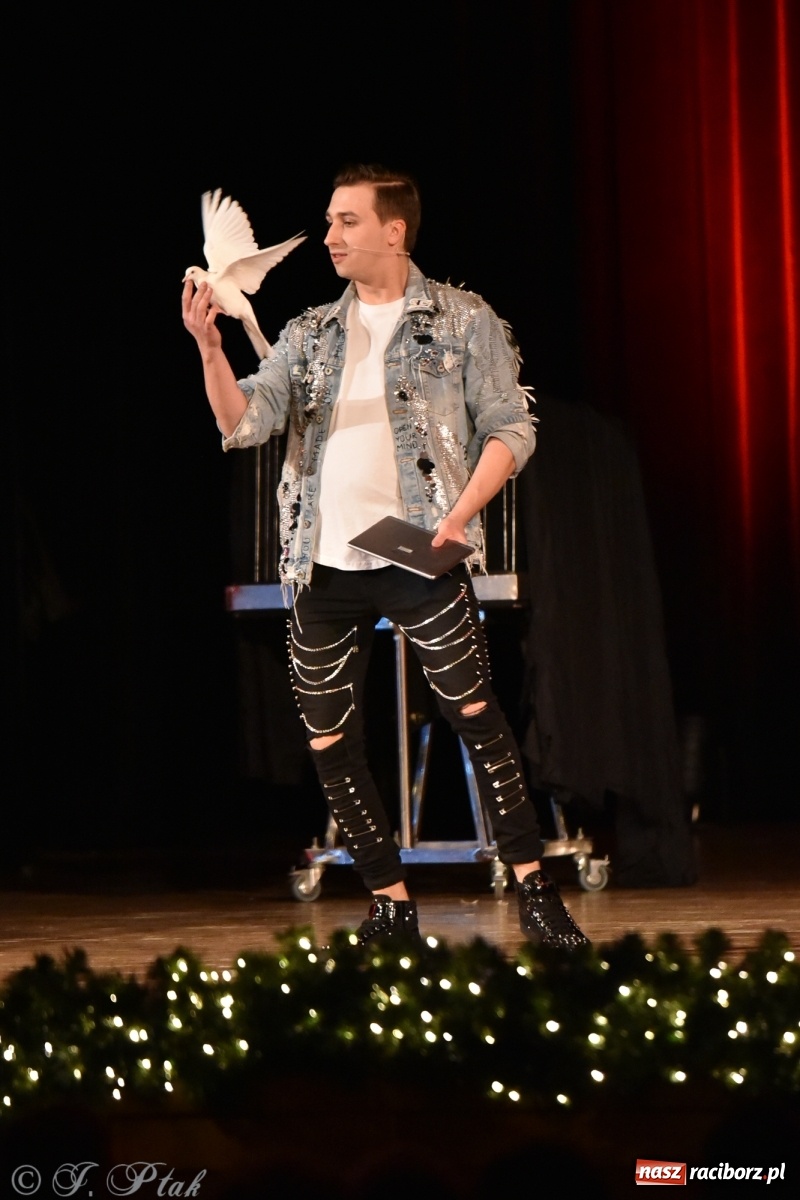 Zdjęcie w galerii na portalu naszraciborz.pl: Mikołajkowy pokaz iluzji i magii w RCK wiadomości z regionu