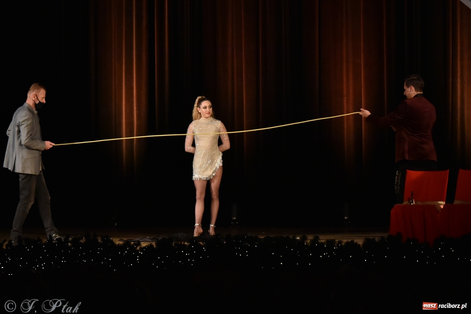 Zdjęcie w galerii na portalu naszraciborz.pl: Mikołajkowy pokaz iluzji i magii w RCK wiadomości z regionu