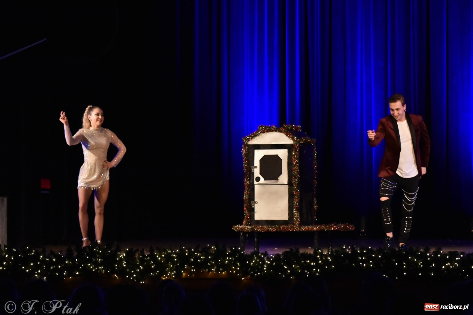 Zdjęcie w galerii na portalu naszraciborz.pl: Mikołajkowy pokaz iluzji i magii w RCK wiadomości z regionu