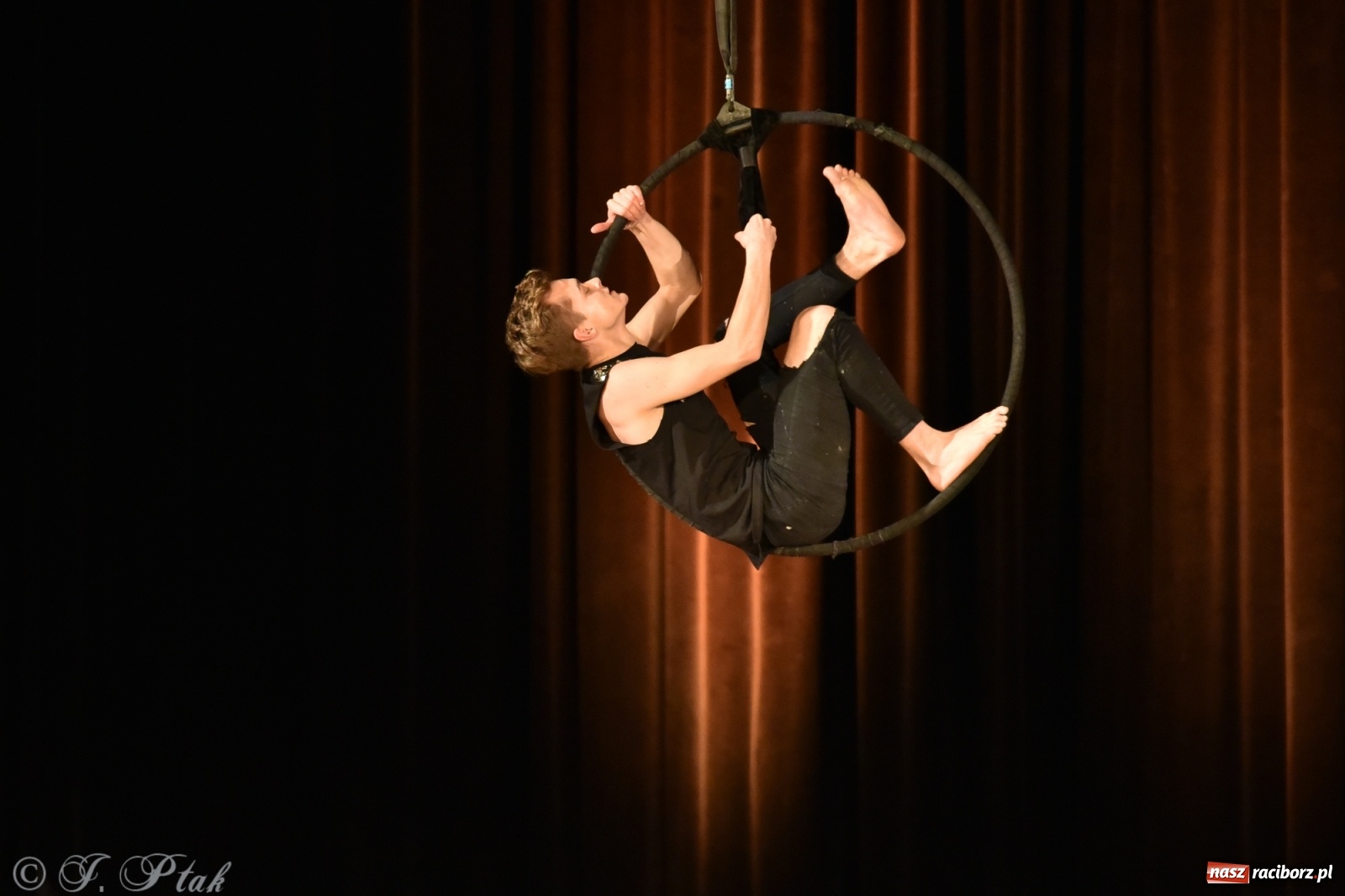 Zdjęcie w galerii na portalu naszraciborz.pl: Mikołajkowy pokaz iluzji i magii w RCK wiadomości z regionu