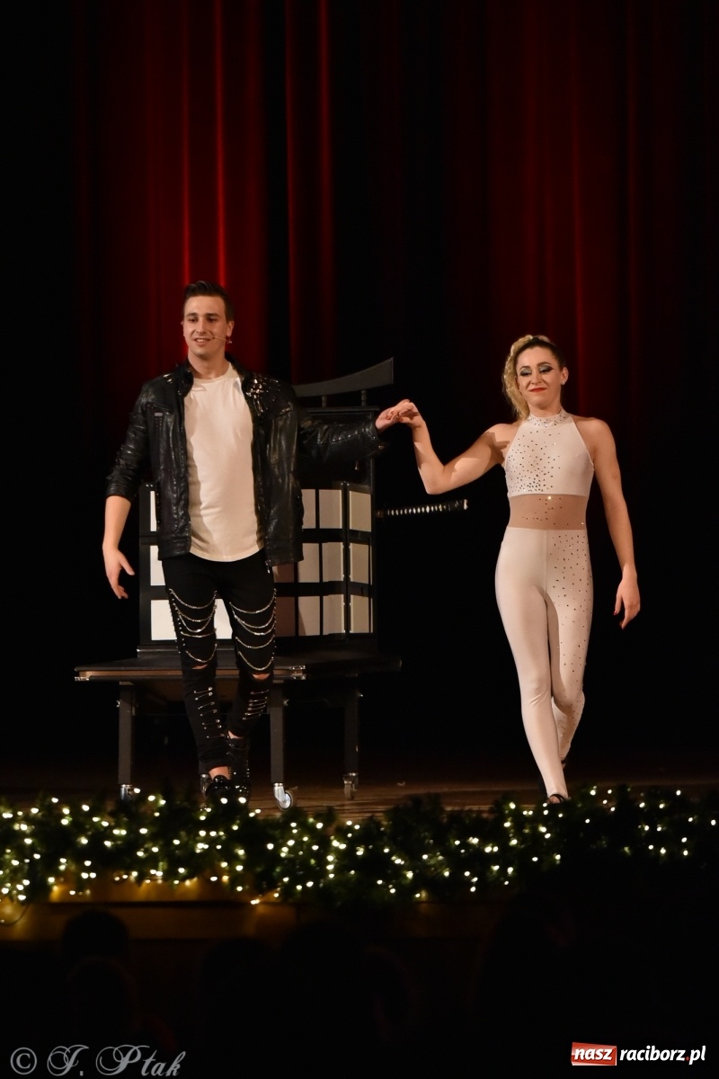 Zdjęcie w galerii na portalu naszraciborz.pl: Mikołajkowy pokaz iluzji i magii w RCK wiadomości z regionu