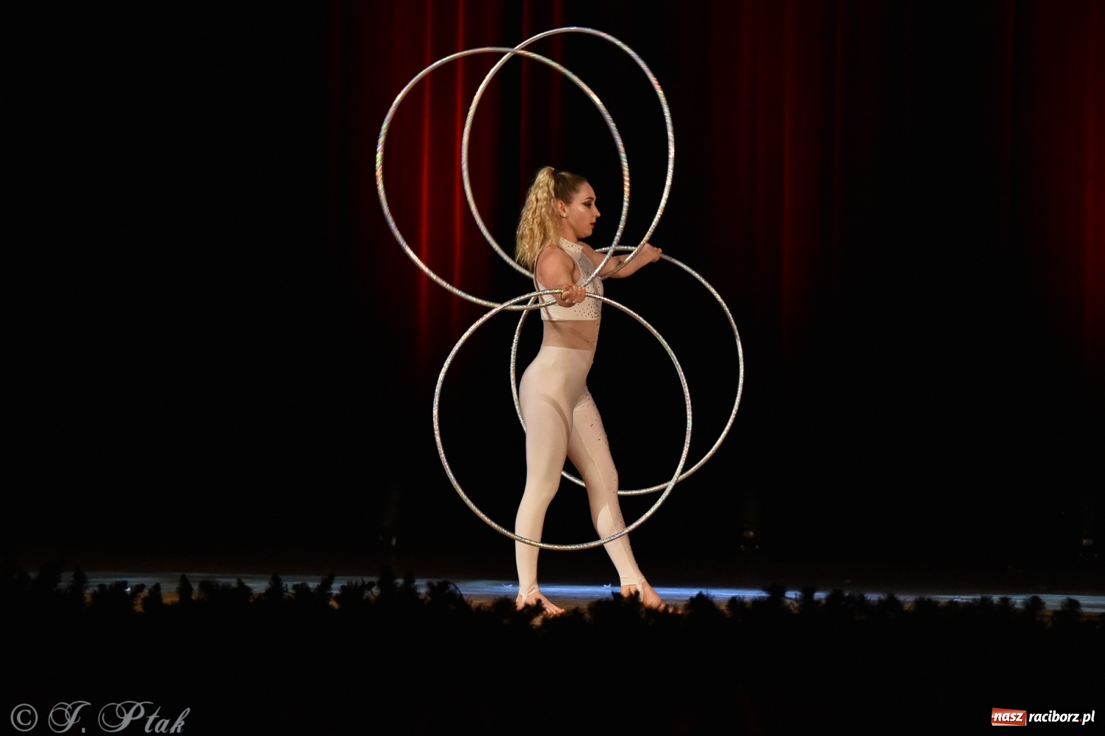 Zdjęcie w galerii na portalu naszraciborz.pl: Mikołajkowy pokaz iluzji i magii w RCK wiadomości z regionu