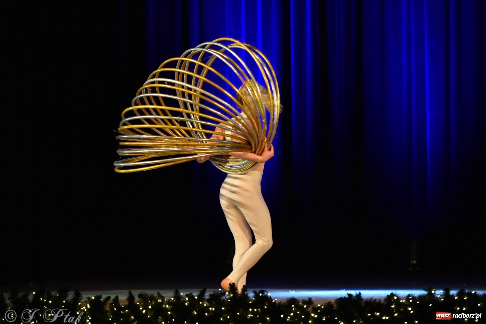 Zdjęcie w galerii na portalu naszraciborz.pl: Mikołajkowy pokaz iluzji i magii w RCK wiadomości z regionu