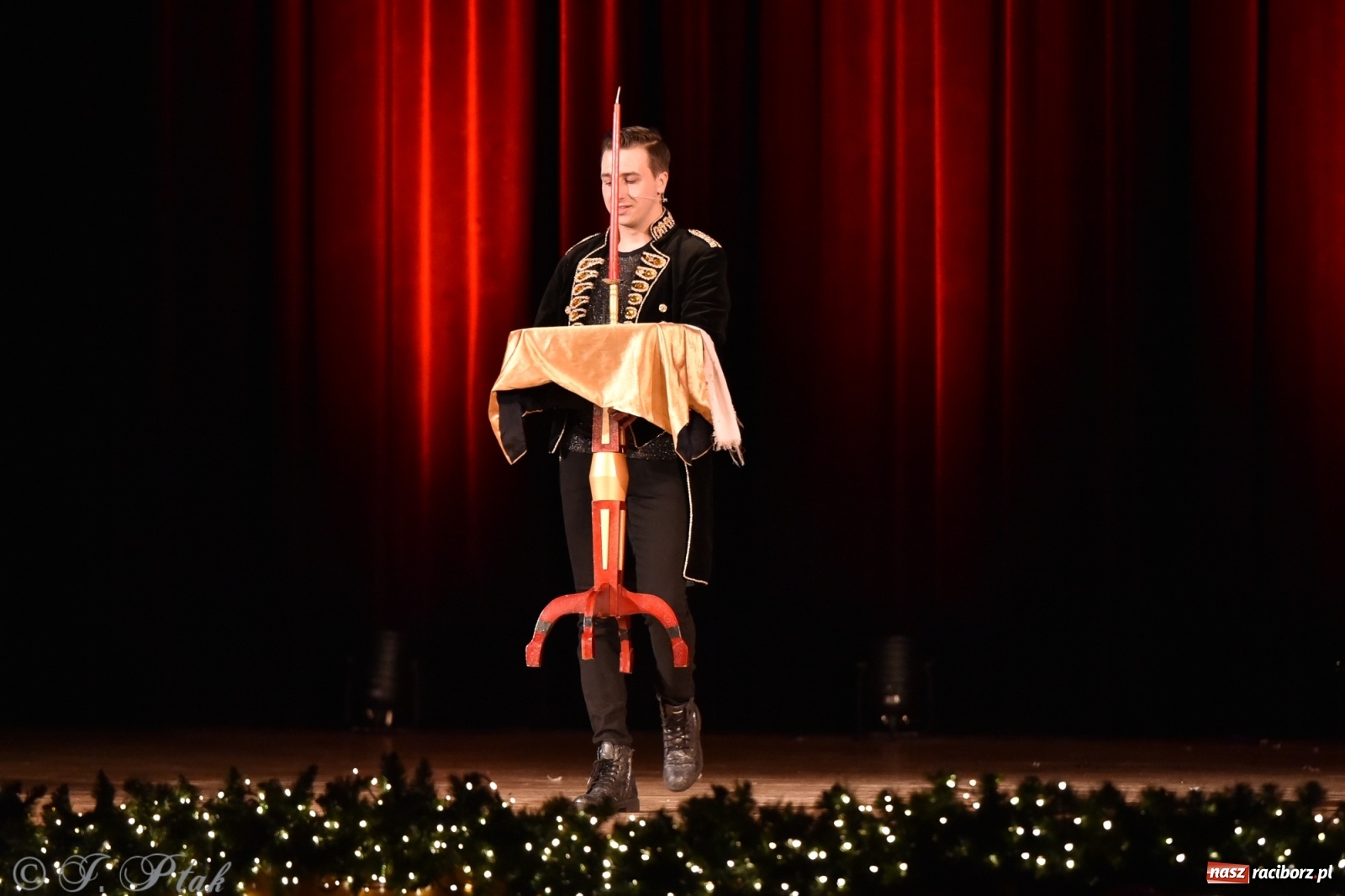 Zdjęcie w galerii na portalu naszraciborz.pl: Mikołajkowy pokaz iluzji i magii w RCK wiadomości z regionu