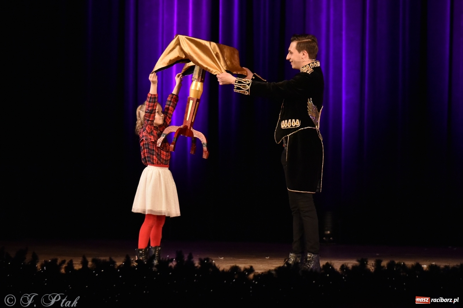 Zdjęcie w galerii na portalu naszraciborz.pl: Mikołajkowy pokaz iluzji i magii w RCK wiadomości z regionu