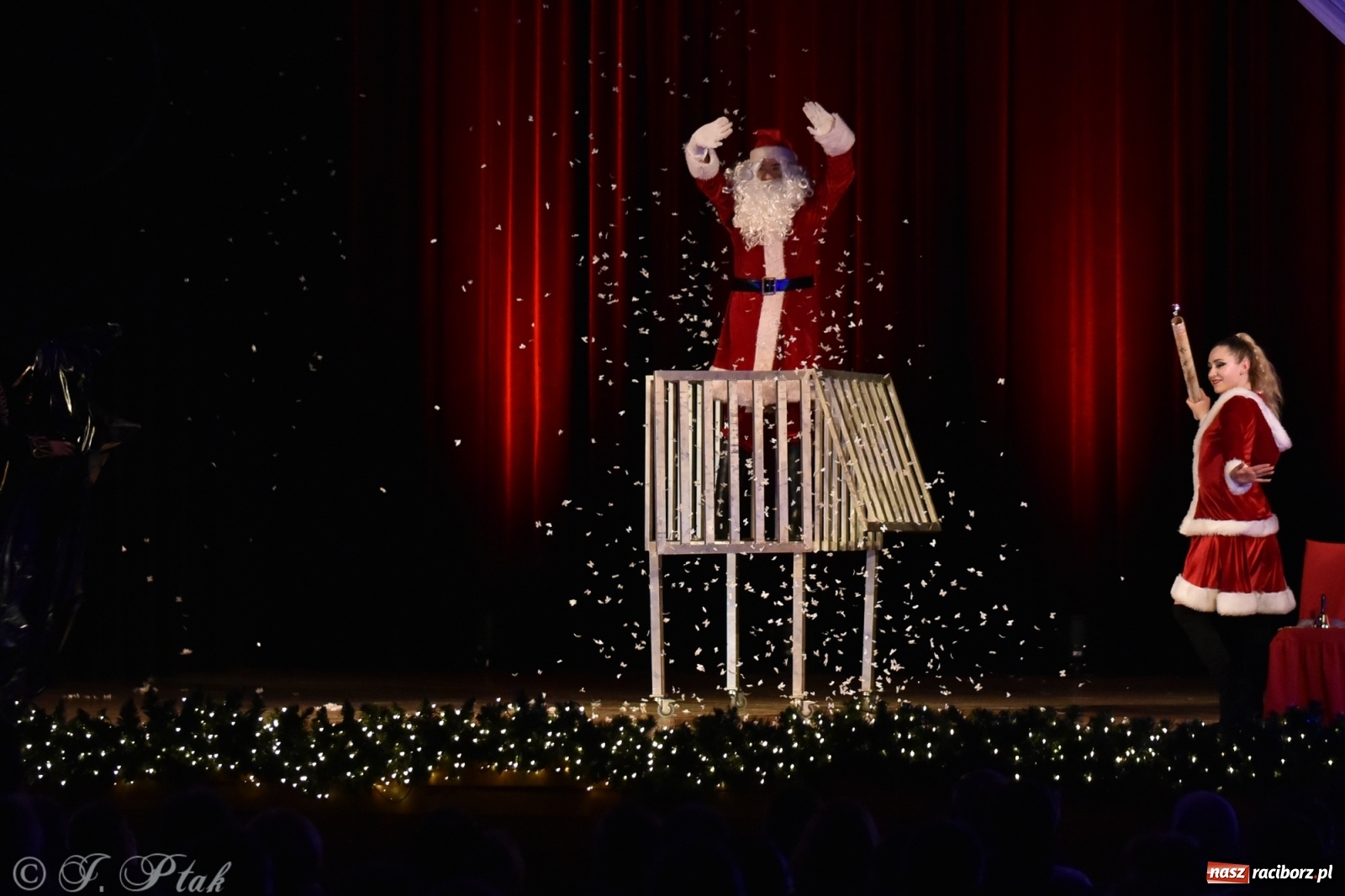 Zdjęcie w galerii na portalu naszraciborz.pl: Mikołajkowy pokaz iluzji i magii w RCK wiadomości z regionu