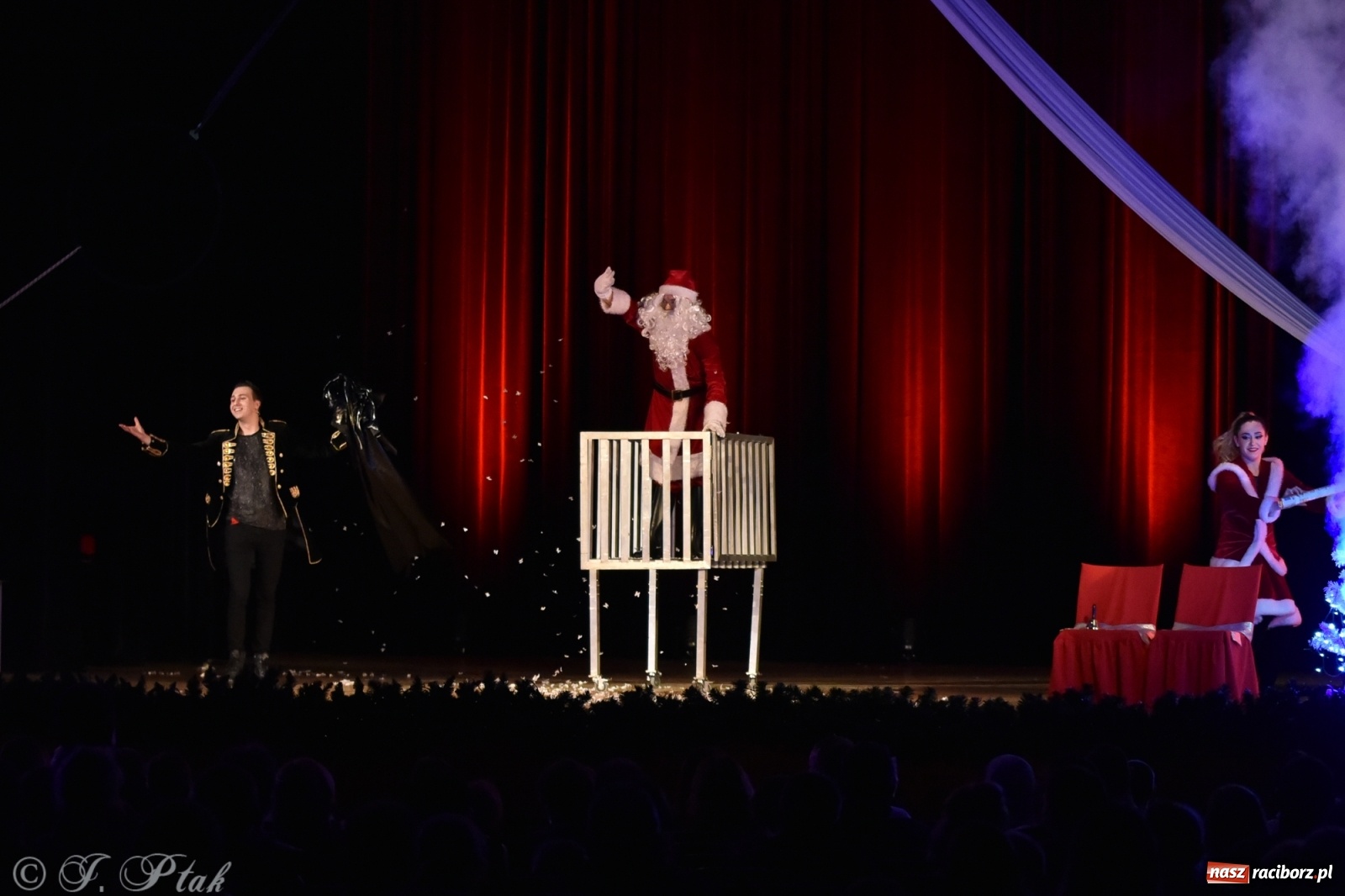 Zdjęcie w galerii na portalu naszraciborz.pl: Mikołajkowy pokaz iluzji i magii w RCK wiadomości z regionu