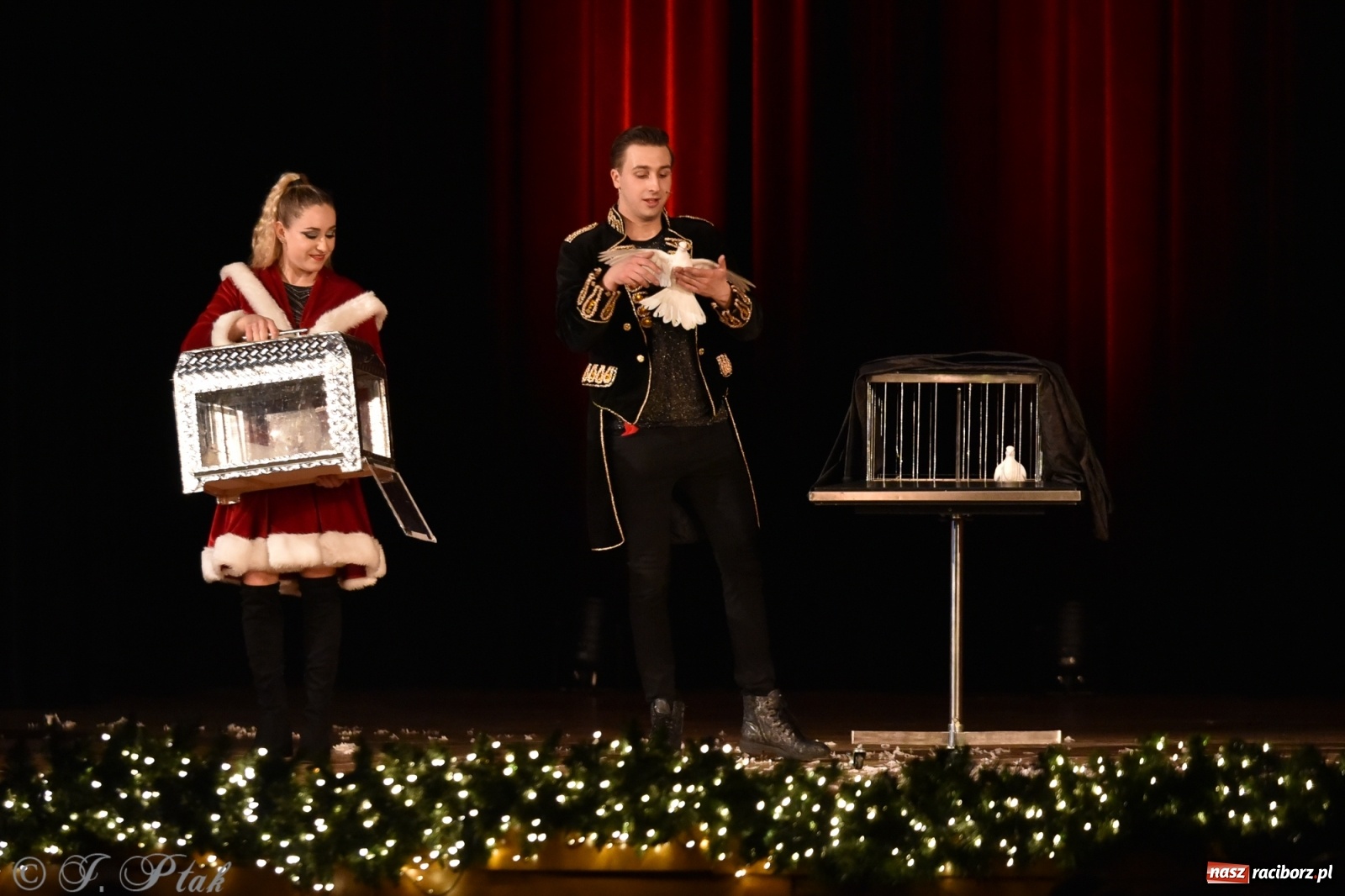 Zdjęcie w galerii na portalu naszraciborz.pl: Mikołajkowy pokaz iluzji i magii w RCK wiadomości z regionu