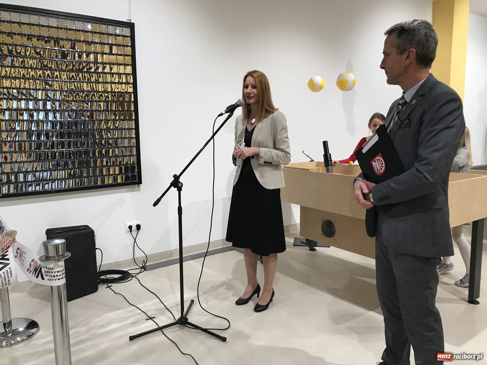 Zdjęcie w galerii na portalu naszraciborz.pl: Doświadczajcie i opowiadajcie! SOWA przy SP 18 otwarta po raz drugi wiadomości z regionu