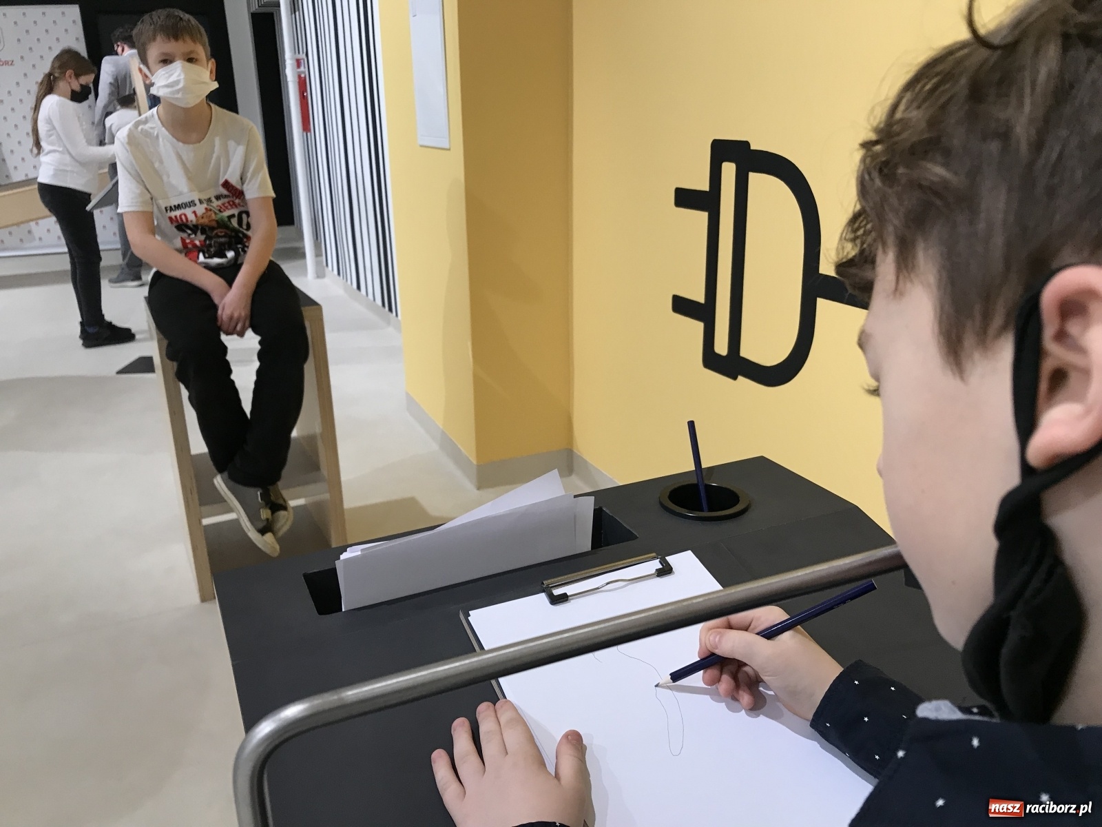 Zdjęcie w galerii na portalu naszraciborz.pl: Doświadczajcie i opowiadajcie! SOWA przy SP 18 otwarta po raz drugi wiadomości z regionu