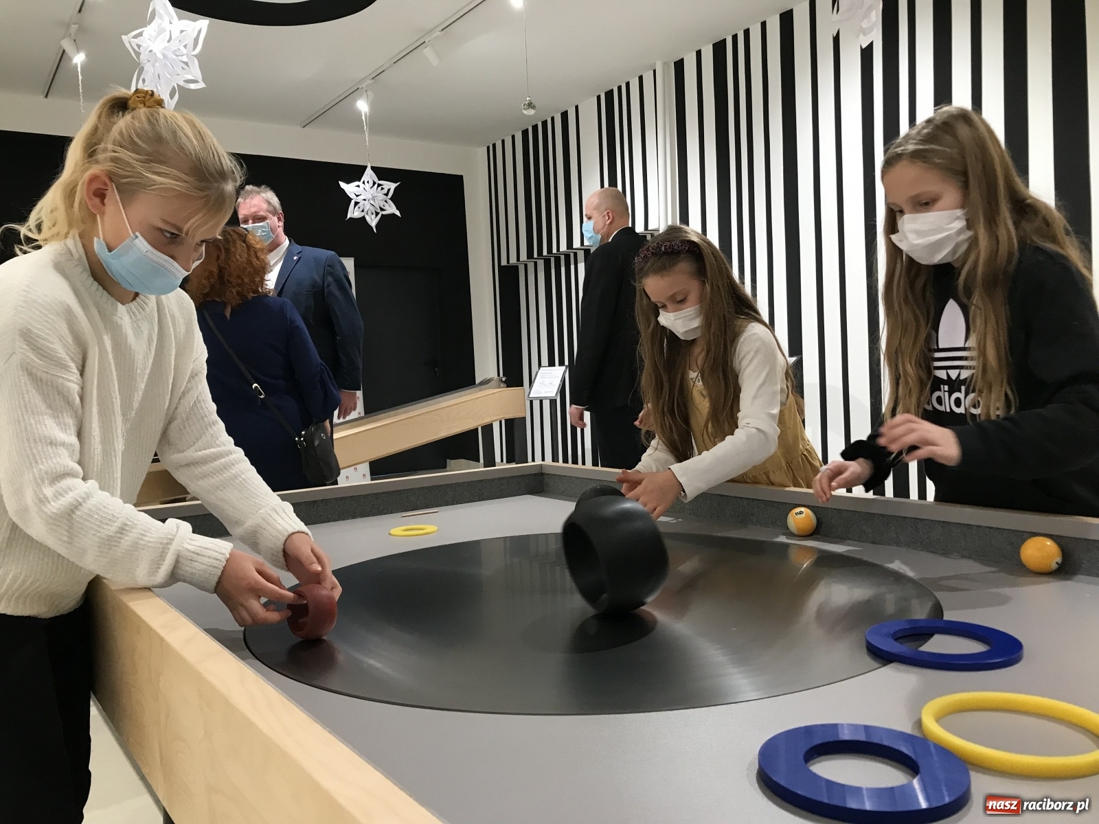 Zdjęcie w galerii na portalu naszraciborz.pl: Doświadczajcie i opowiadajcie! SOWA przy SP 18 otwarta po raz drugi wiadomości z regionu