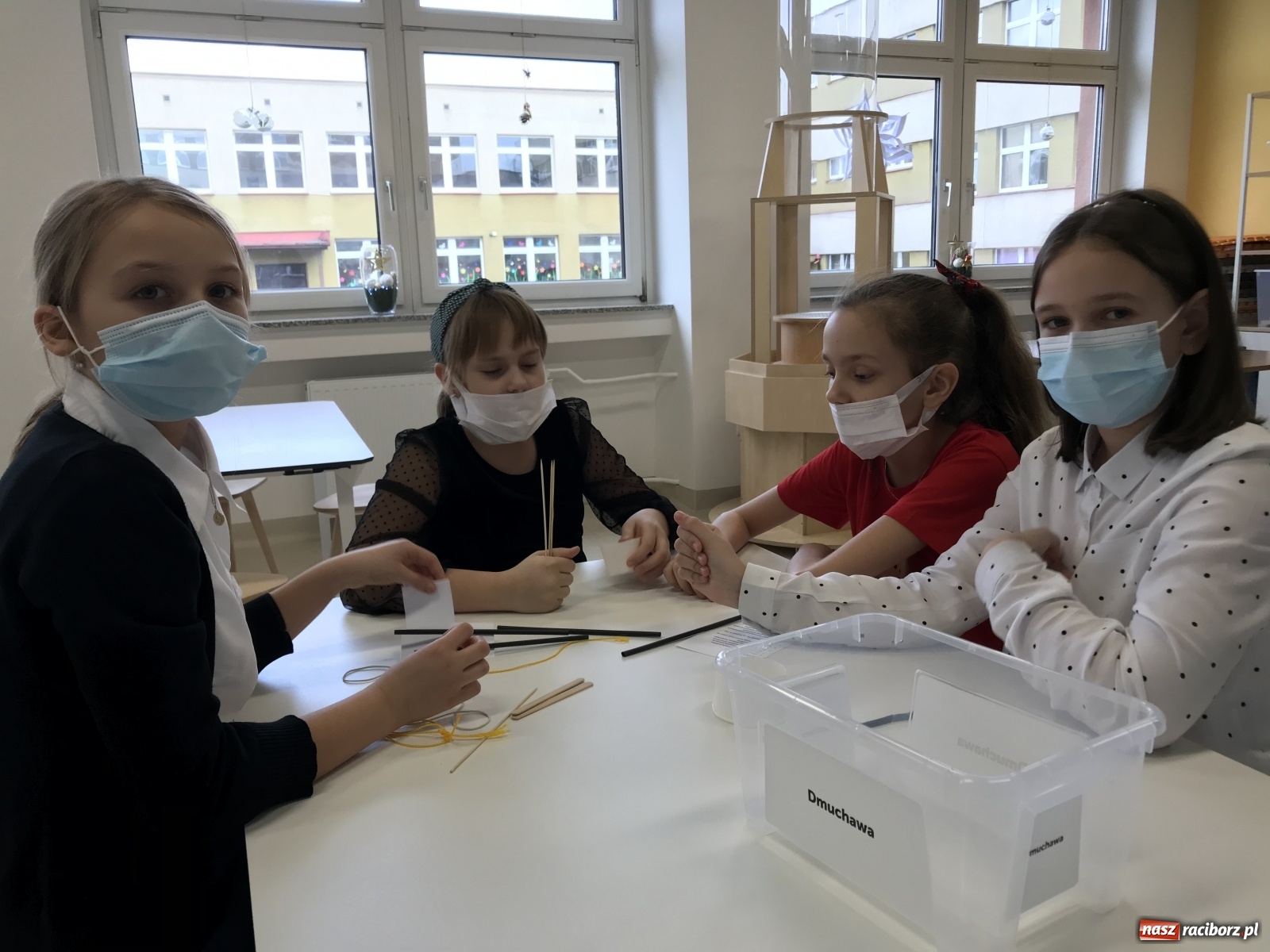 Zdjęcie w galerii na portalu naszraciborz.pl: Doświadczajcie i opowiadajcie! SOWA przy SP 18 otwarta po raz drugi wiadomości z regionu