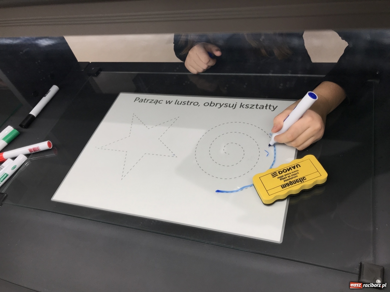 Zdjęcie w galerii na portalu naszraciborz.pl: Doświadczajcie i opowiadajcie! SOWA przy SP 18 otwarta po raz drugi wiadomości z regionu