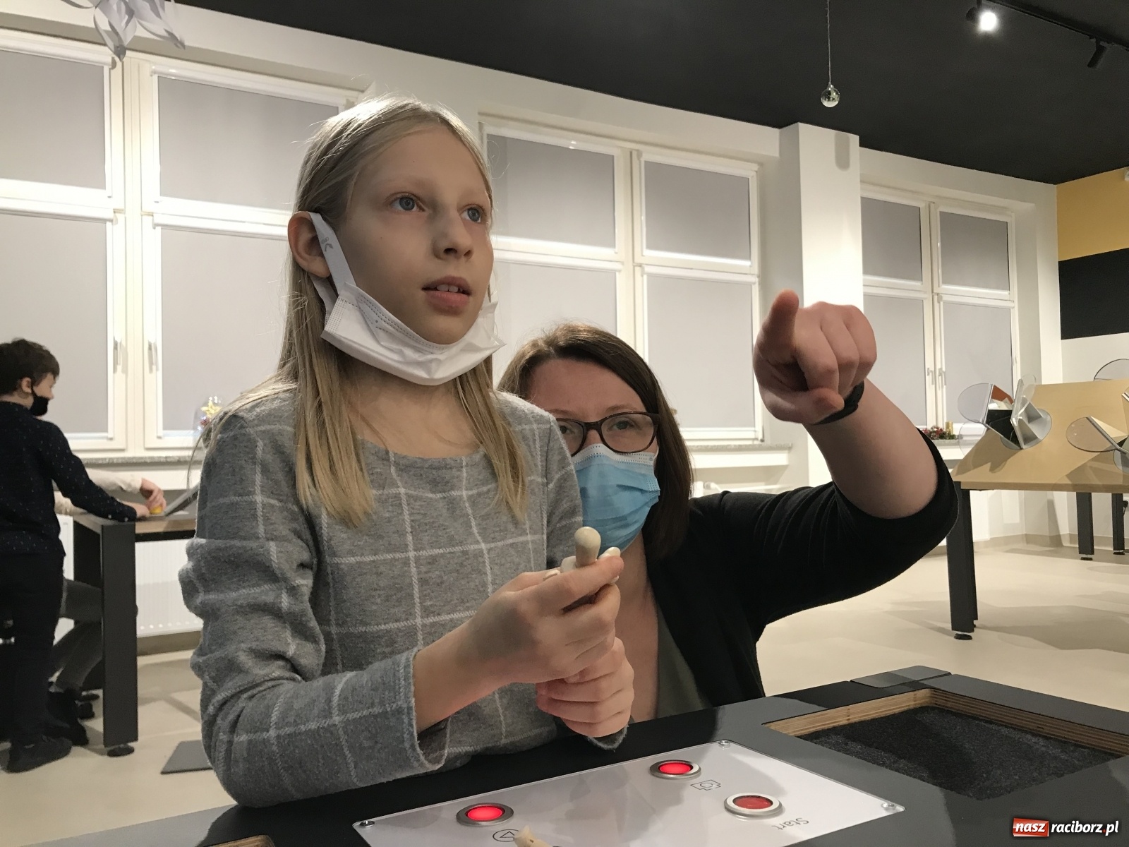 Zdjęcie w galerii na portalu naszraciborz.pl: Doświadczajcie i opowiadajcie! SOWA przy SP 18 otwarta po raz drugi wiadomości z regionu