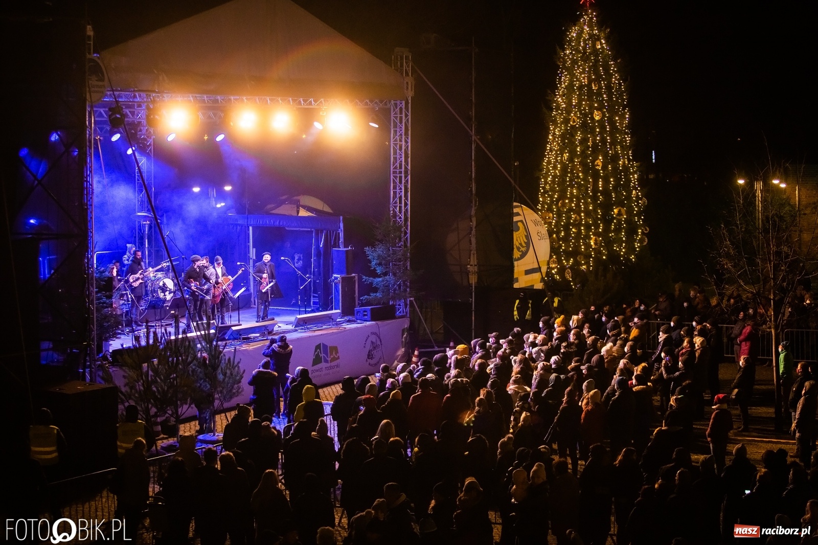 Zdjęcie w galerii na portalu naszraciborz.pl: Magiczny kolędowy wieczór na zamku z ZAKOPOWER [WIDEO] wiadomości z regionu