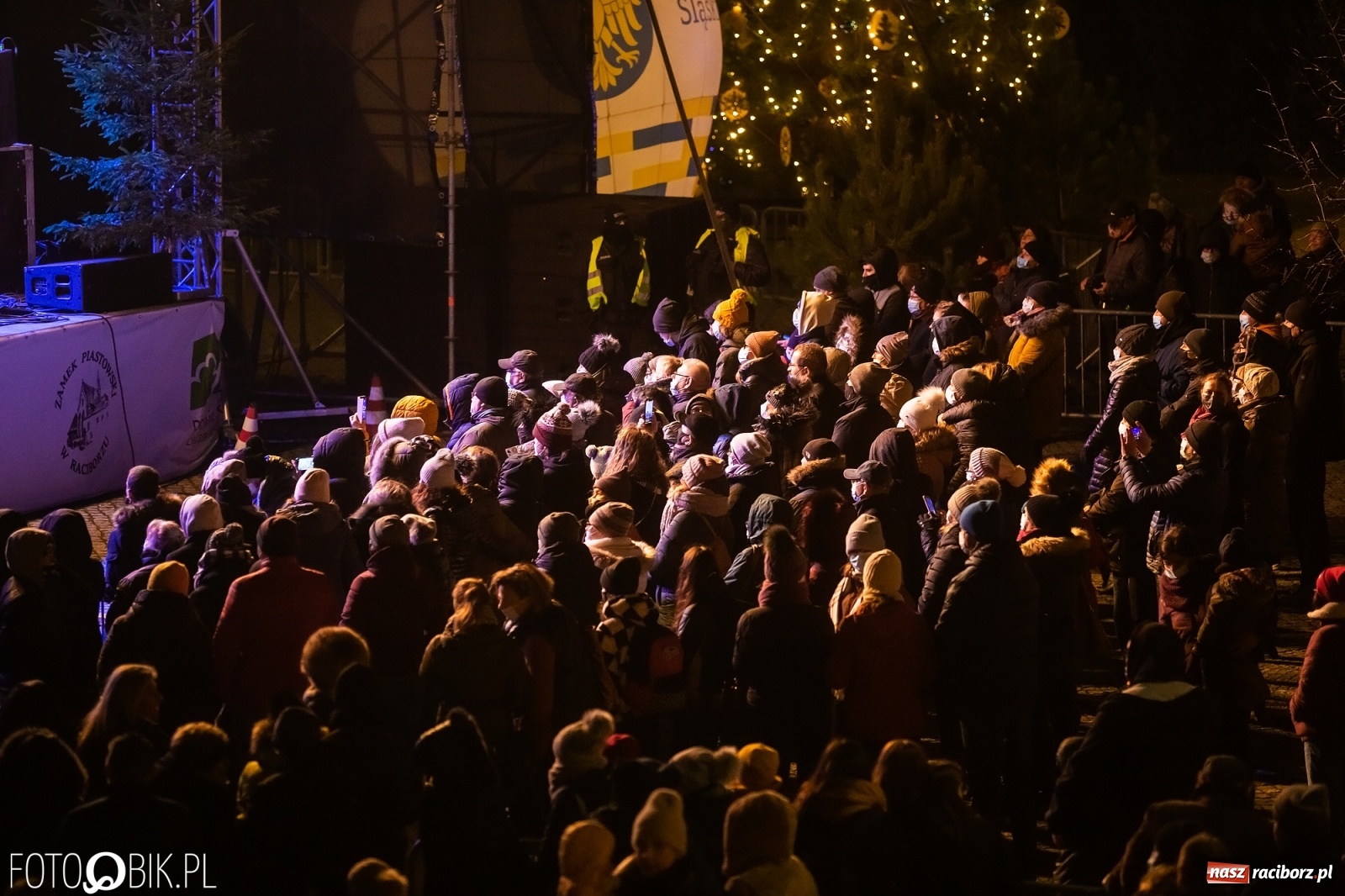 Zdjęcie w galerii na portalu naszraciborz.pl: Magiczny kolędowy wieczór na zamku z ZAKOPOWER [WIDEO] wiadomości z regionu