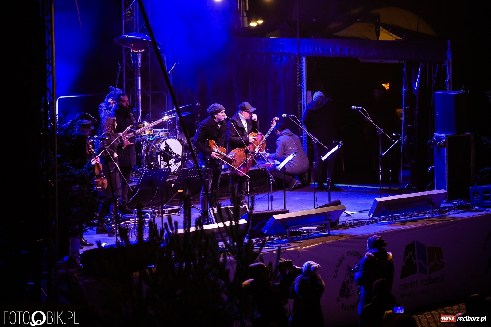 Zdjęcie w galerii na portalu naszraciborz.pl: Magiczny kolędowy wieczór na zamku z ZAKOPOWER [WIDEO] wiadomości z regionu