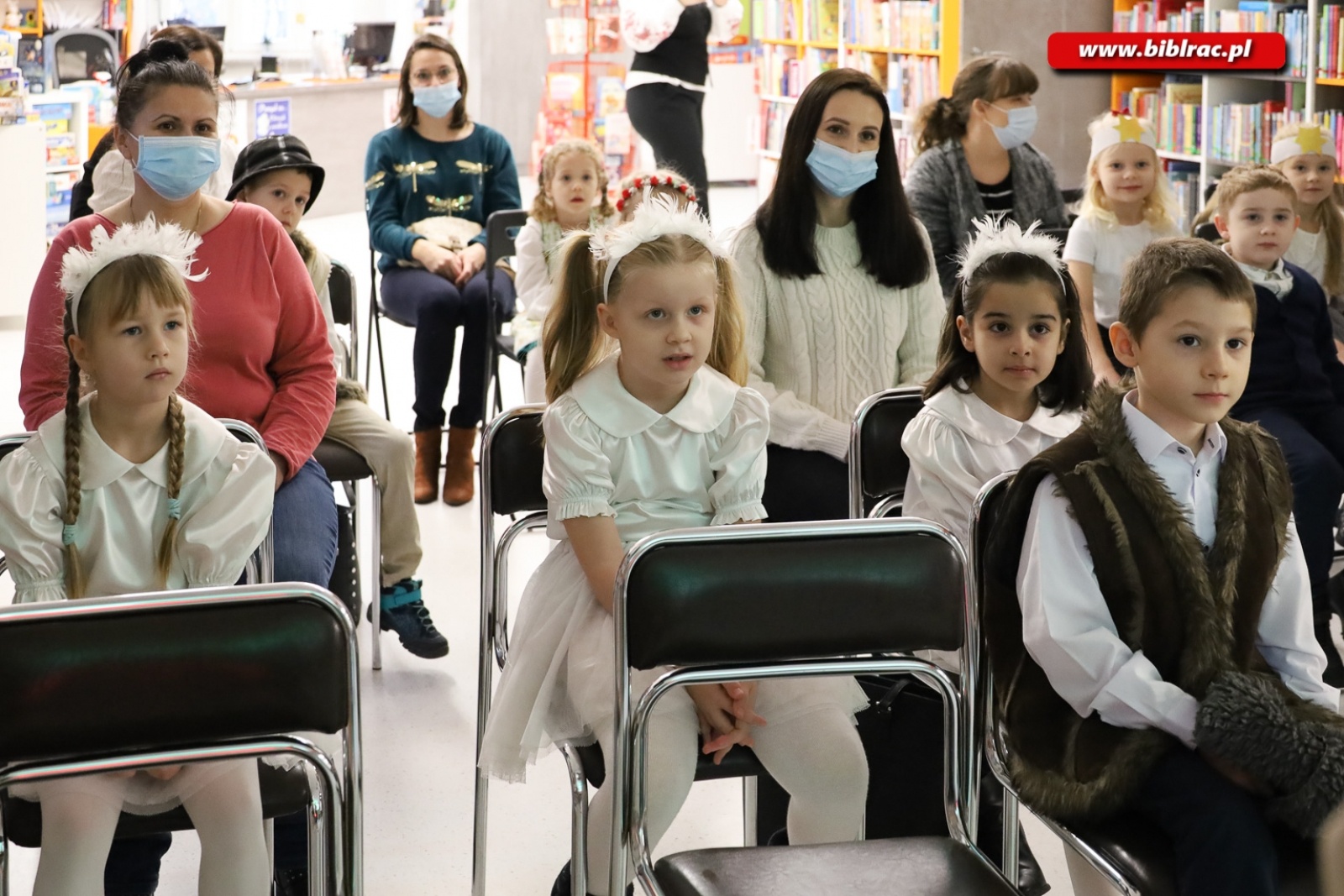 Zdjęcie w galerii na portalu naszraciborz.pl: W bibliotece odbył się XX Międzyprzedszkolny Przegląd Kolęd wiadomości z regionu