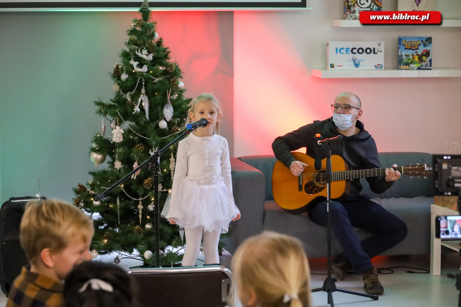 Zdjęcie w galerii na portalu naszraciborz.pl: W bibliotece odbył się XX Międzyprzedszkolny Przegląd Kolęd wiadomości z regionu