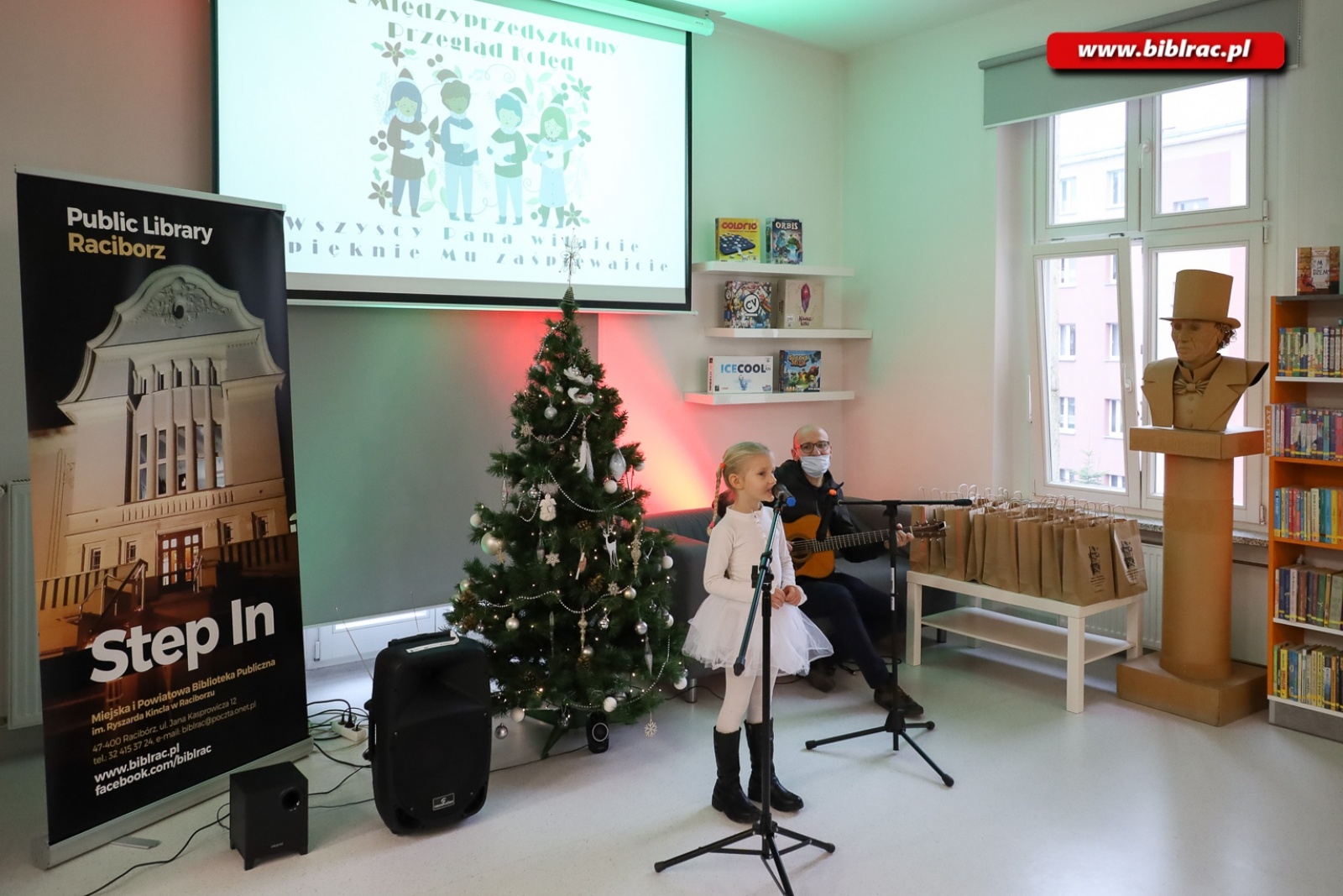 Zdjęcie w galerii na portalu naszraciborz.pl: W bibliotece odbył się XX Międzyprzedszkolny Przegląd Kolęd wiadomości z regionu