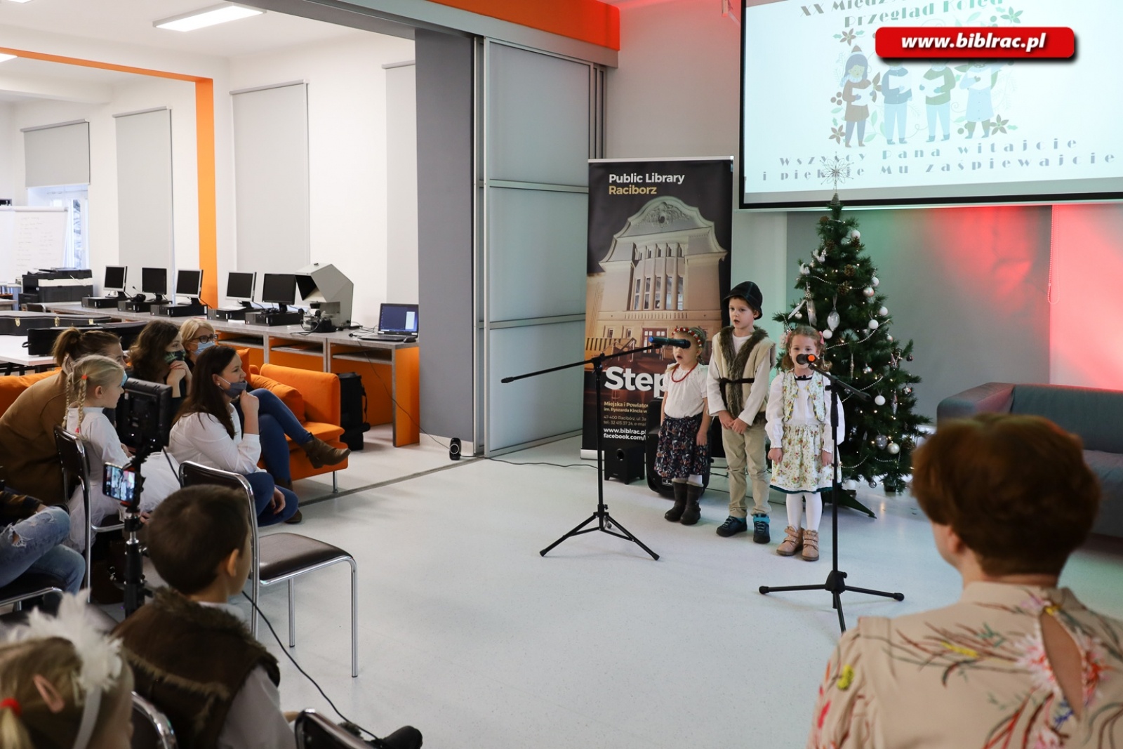 Zdjęcie w galerii na portalu naszraciborz.pl: W bibliotece odbył się XX Międzyprzedszkolny Przegląd Kolęd wiadomości z regionu