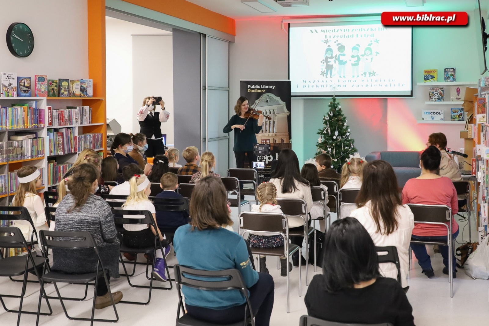 Zdjęcie w galerii na portalu naszraciborz.pl: W bibliotece odbył się XX Międzyprzedszkolny Przegląd Kolęd wiadomości z regionu
