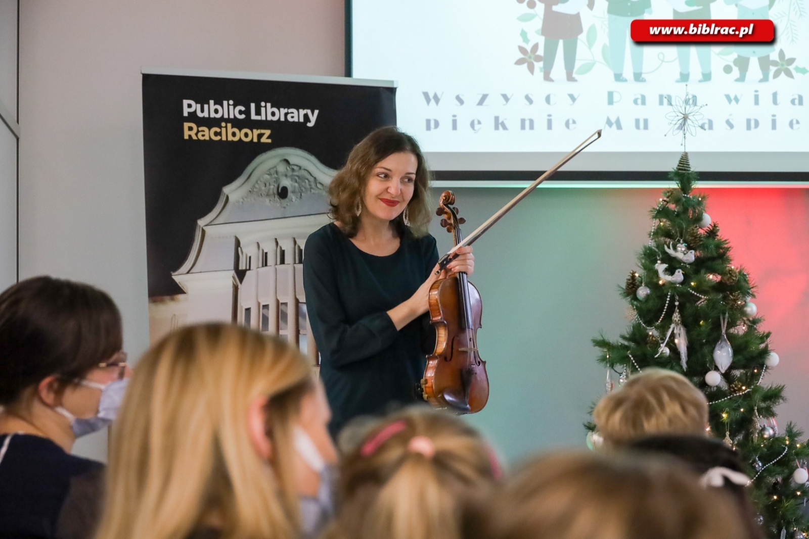 Zdjęcie w galerii na portalu naszraciborz.pl: W bibliotece odbył się XX Międzyprzedszkolny Przegląd Kolęd wiadomości z regionu