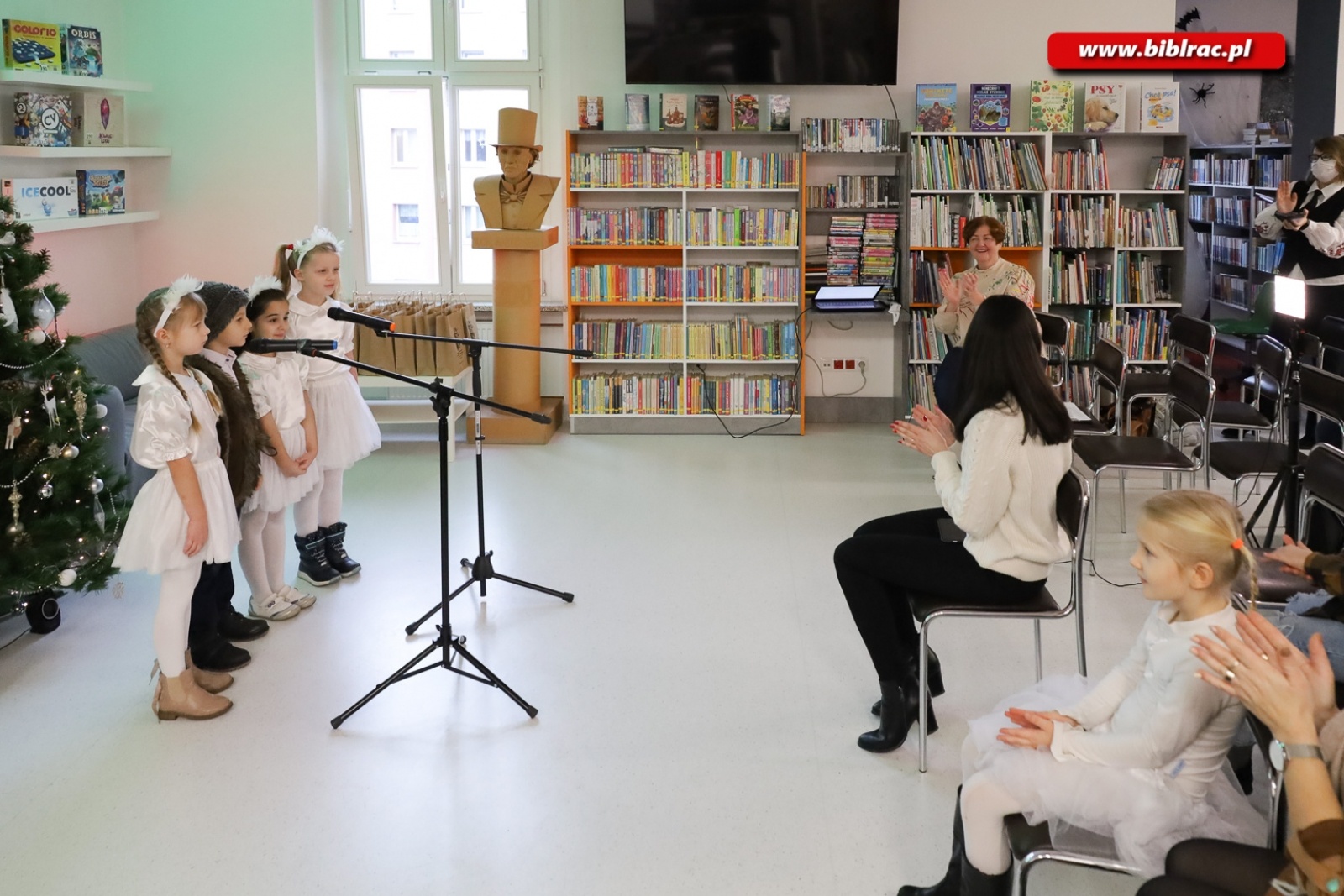 Zdjęcie w galerii na portalu naszraciborz.pl: W bibliotece odbył się XX Międzyprzedszkolny Przegląd Kolęd wiadomości z regionu
