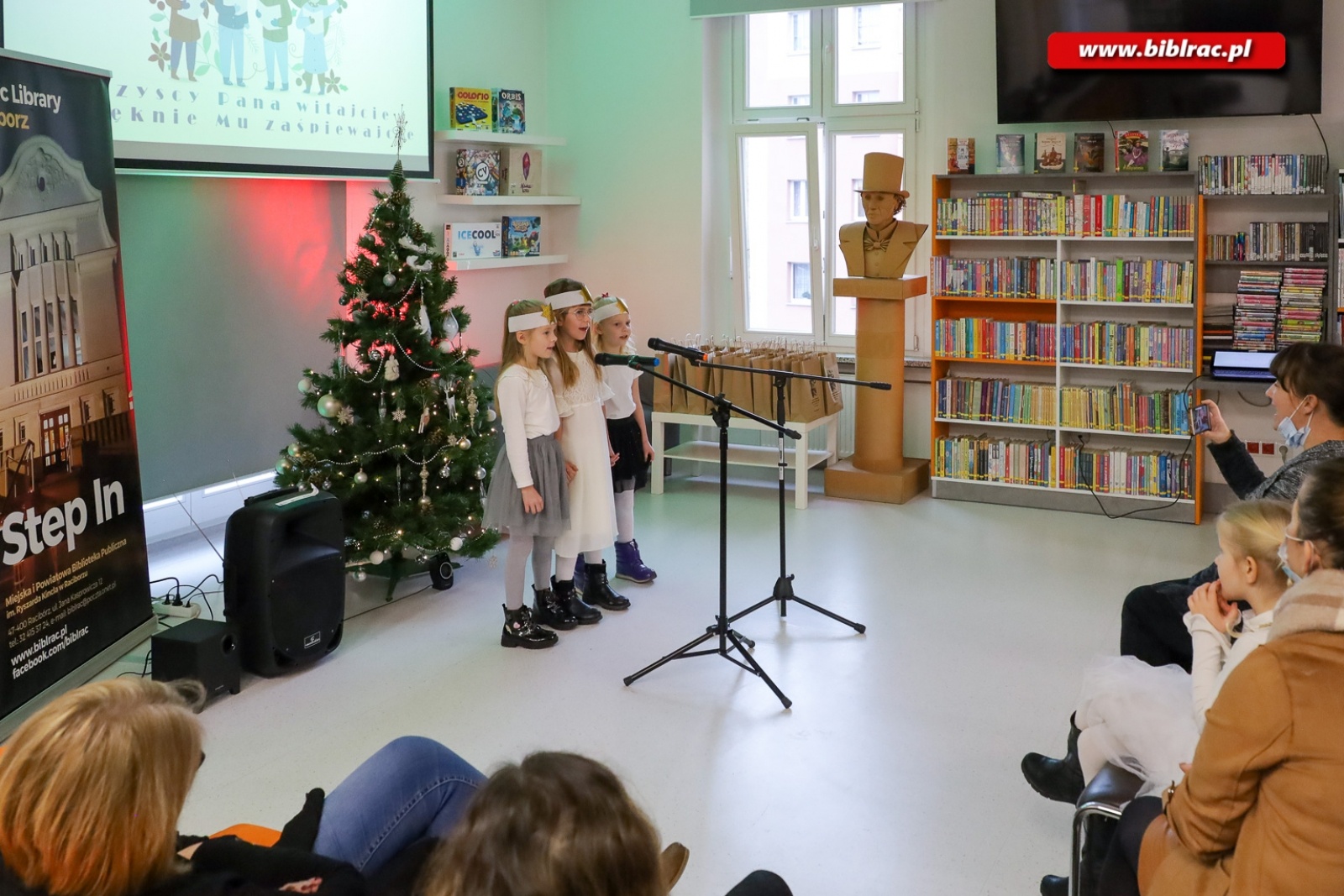 Zdjęcie w galerii na portalu naszraciborz.pl: W bibliotece odbył się XX Międzyprzedszkolny Przegląd Kolęd wiadomości z regionu