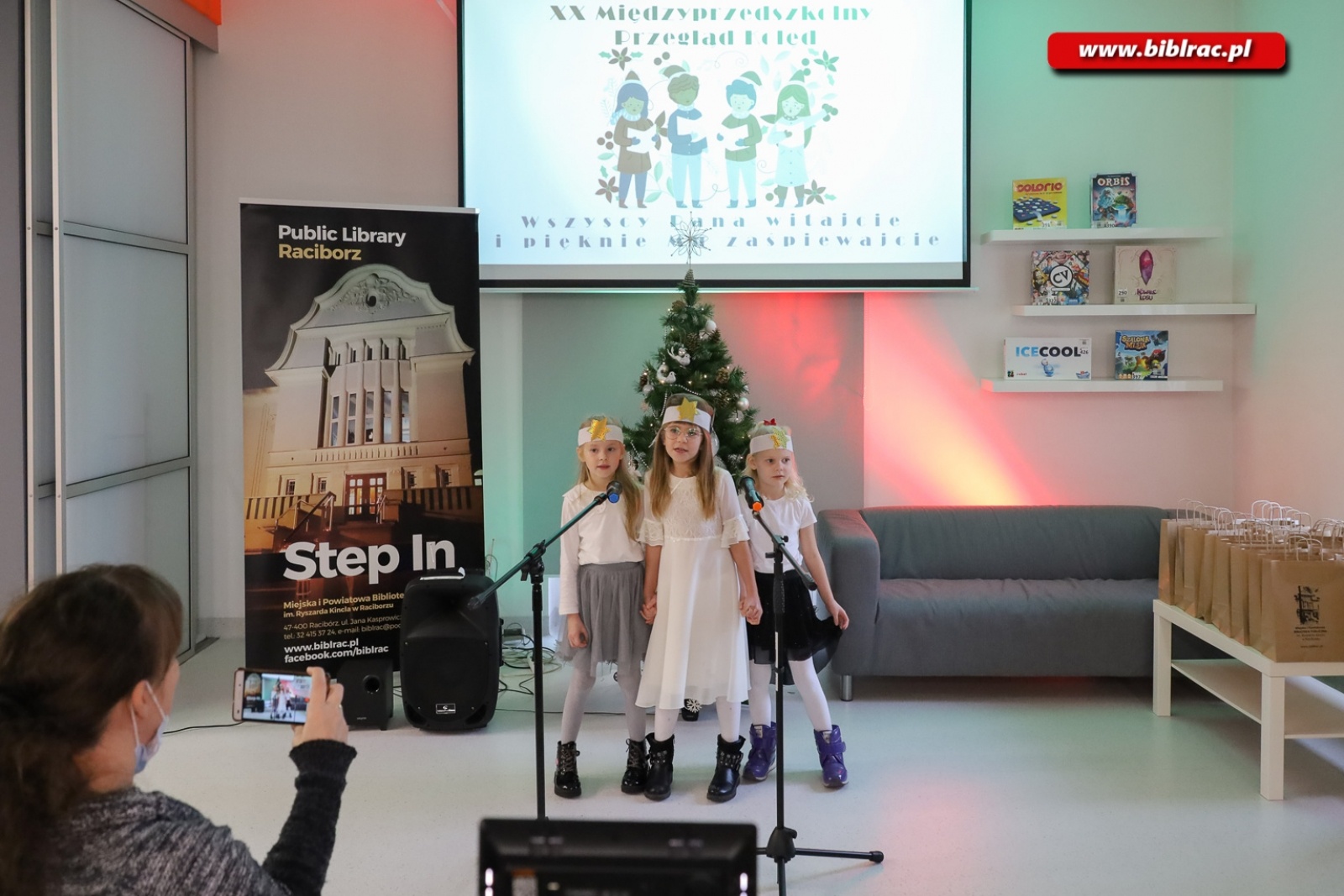 Zdjęcie w galerii na portalu naszraciborz.pl: W bibliotece odbył się XX Międzyprzedszkolny Przegląd Kolęd wiadomości z regionu