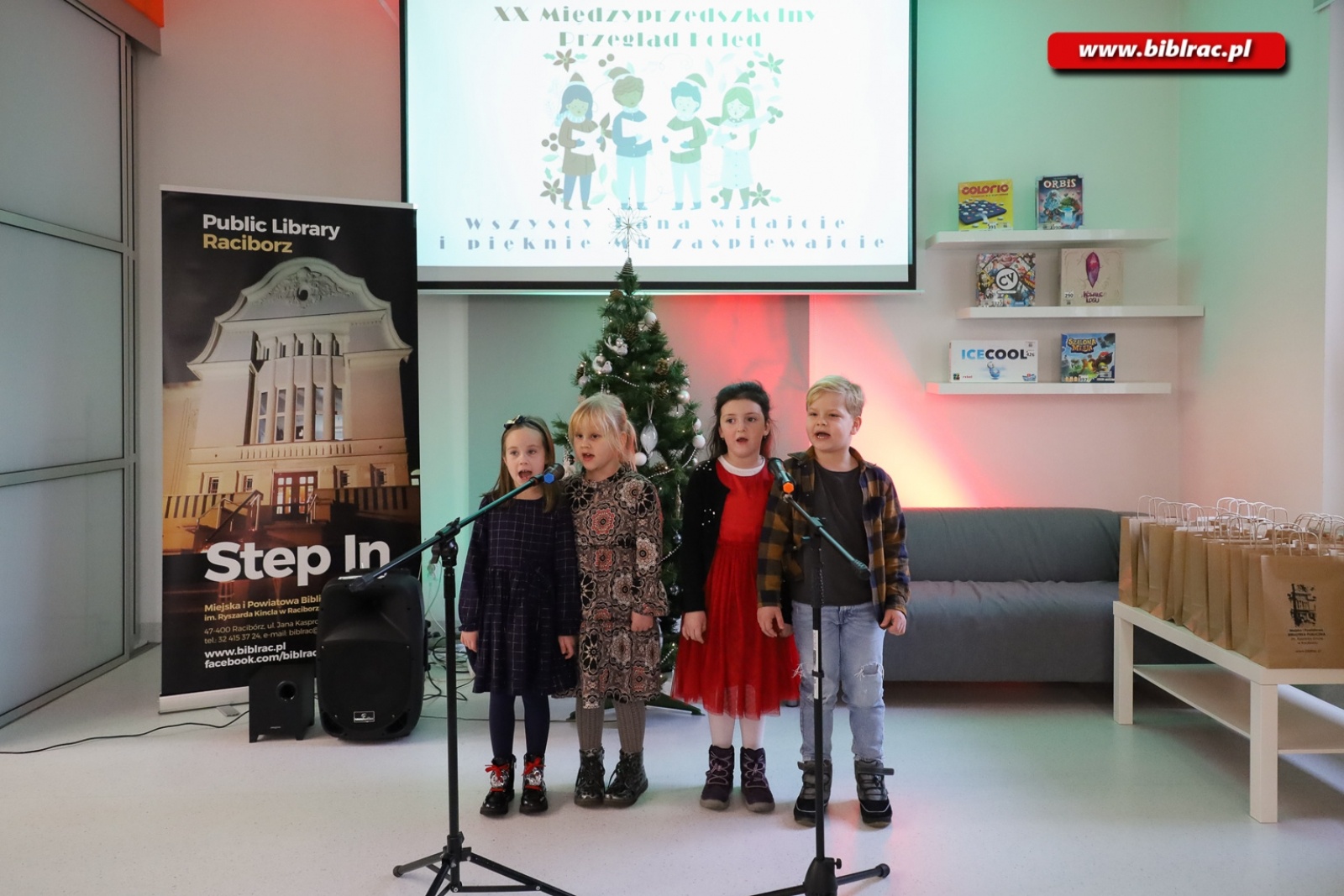 Zdjęcie w galerii na portalu naszraciborz.pl: W bibliotece odbył się XX Międzyprzedszkolny Przegląd Kolęd wiadomości z regionu