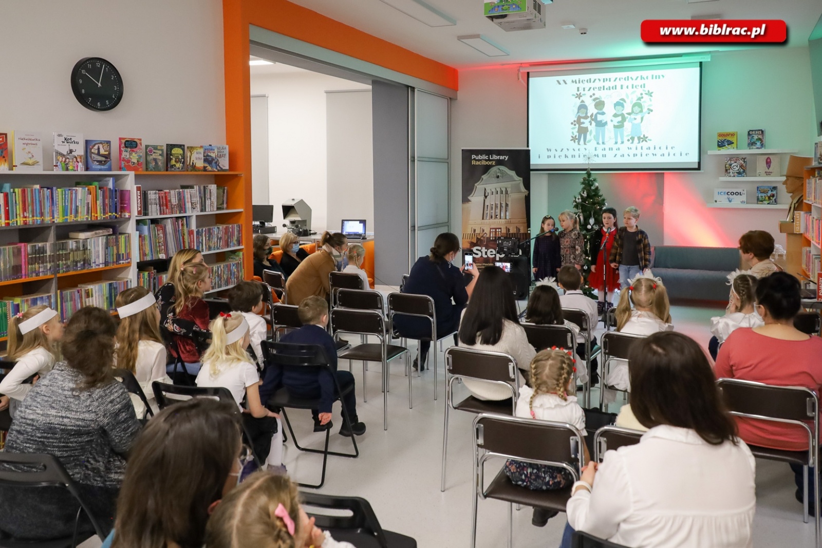 Zdjęcie w galerii na portalu naszraciborz.pl: W bibliotece odbył się XX Międzyprzedszkolny Przegląd Kolęd wiadomości z regionu