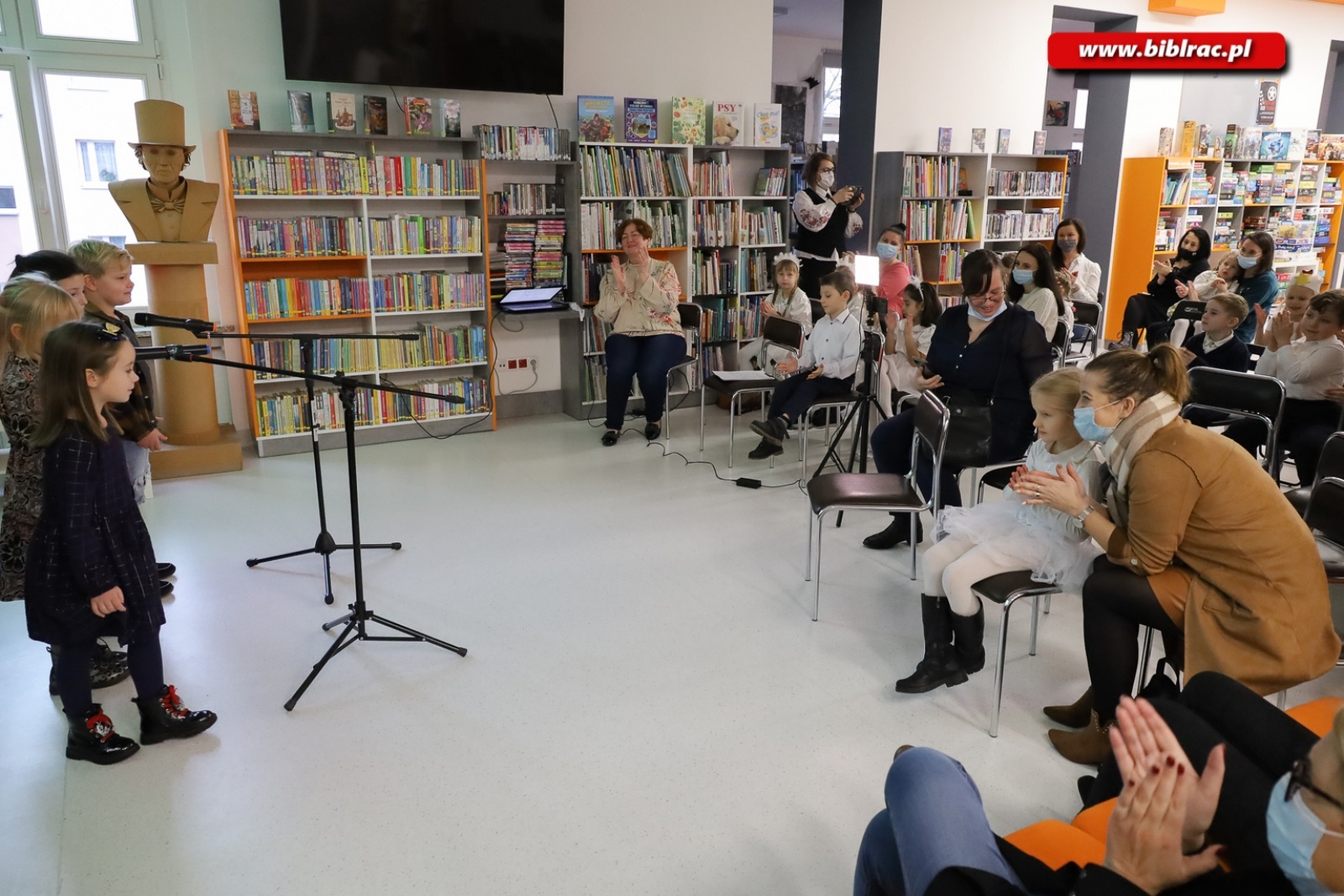 Zdjęcie w galerii na portalu naszraciborz.pl: W bibliotece odbył się XX Międzyprzedszkolny Przegląd Kolęd wiadomości z regionu
