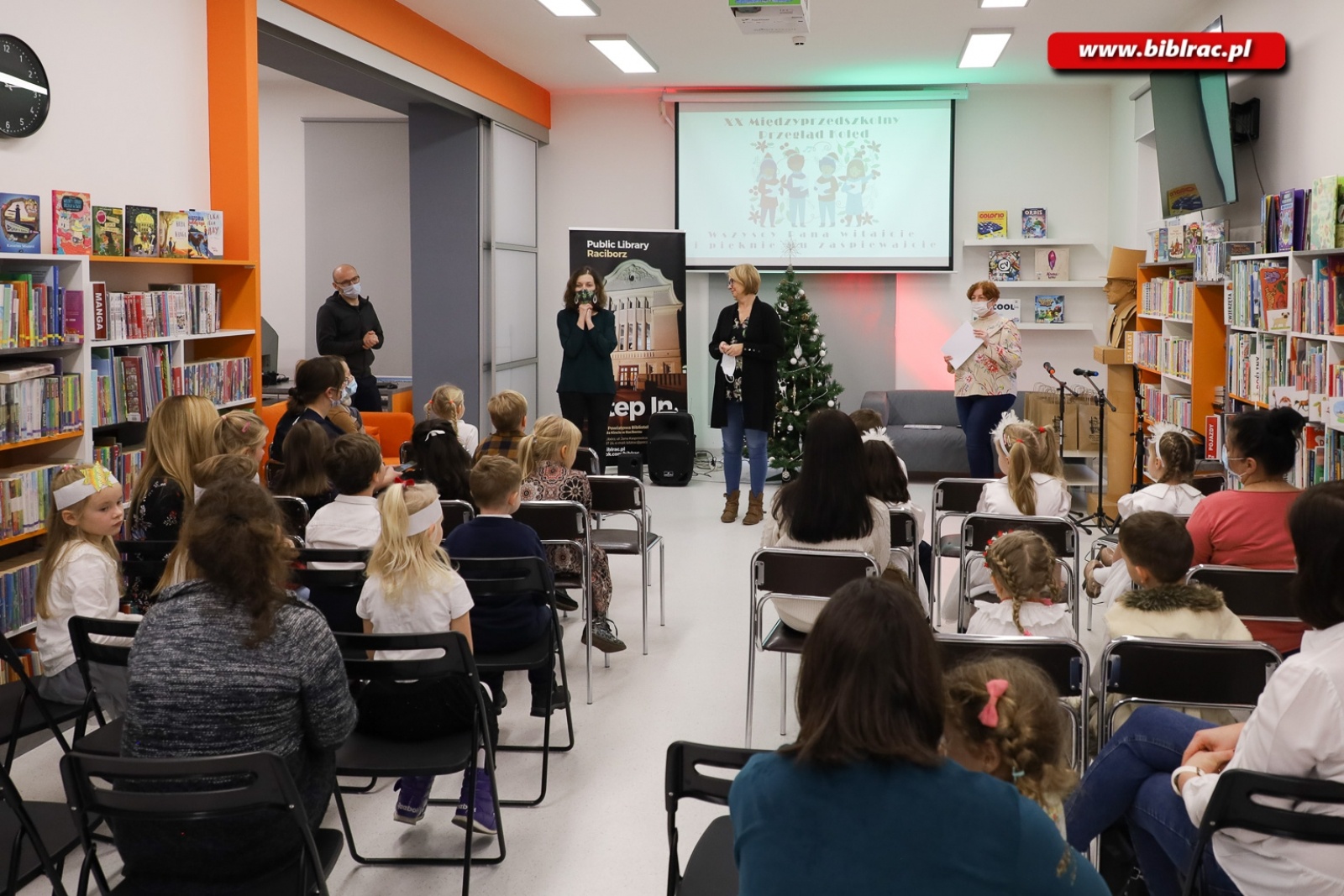 Zdjęcie w galerii na portalu naszraciborz.pl: W bibliotece odbył się XX Międzyprzedszkolny Przegląd Kolęd wiadomości z regionu