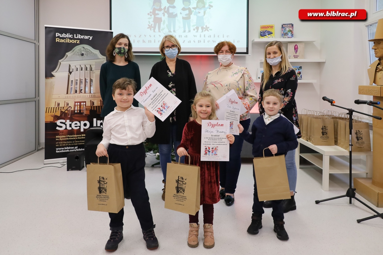 Zdjęcie w galerii na portalu naszraciborz.pl: W bibliotece odbył się XX Międzyprzedszkolny Przegląd Kolęd wiadomości z regionu