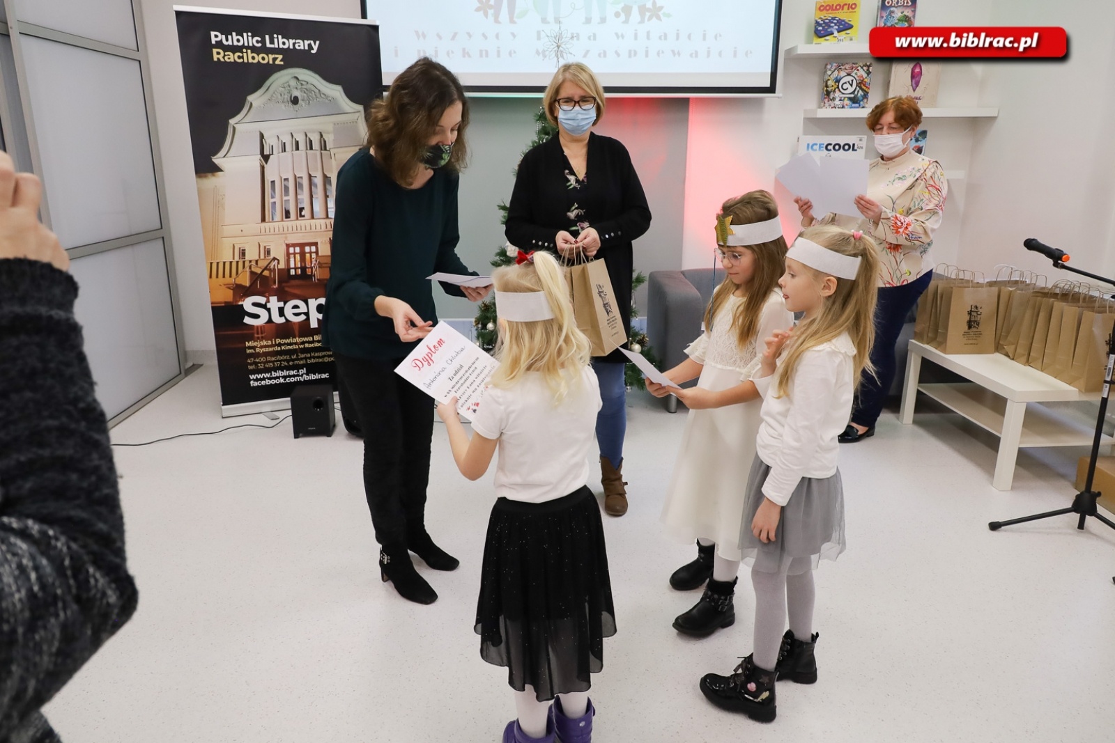 Zdjęcie w galerii na portalu naszraciborz.pl: W bibliotece odbył się XX Międzyprzedszkolny Przegląd Kolęd wiadomości z regionu