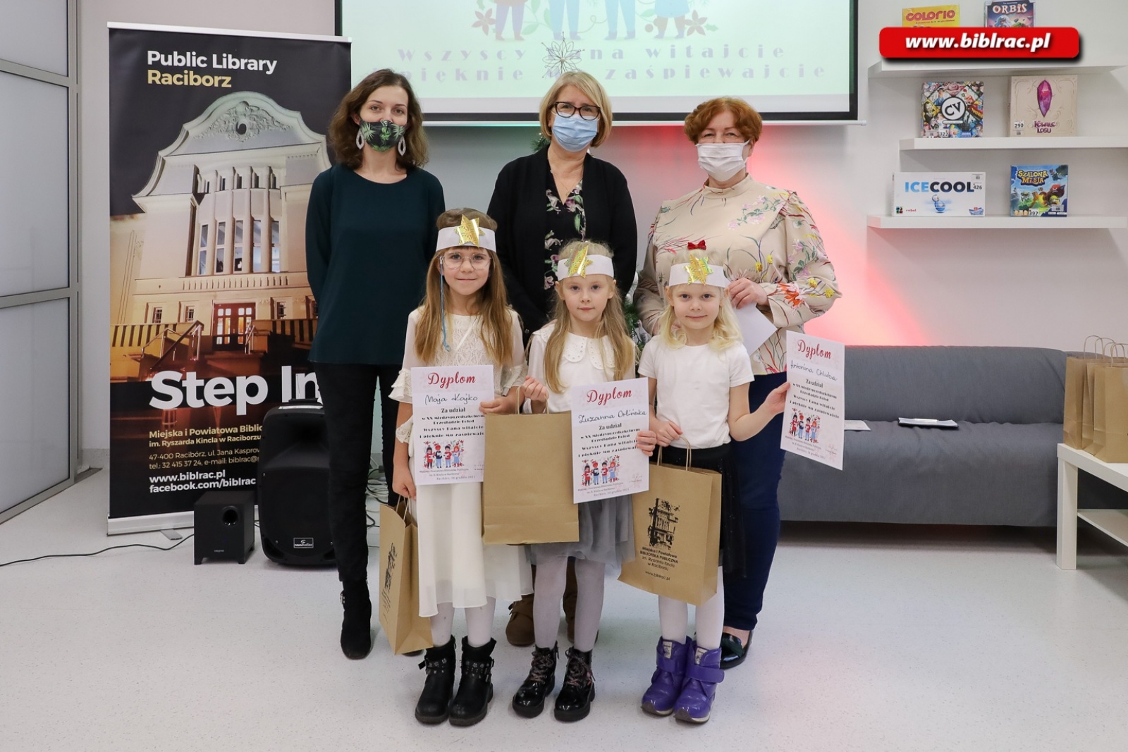 Zdjęcie w galerii na portalu naszraciborz.pl: W bibliotece odbył się XX Międzyprzedszkolny Przegląd Kolęd wiadomości z regionu