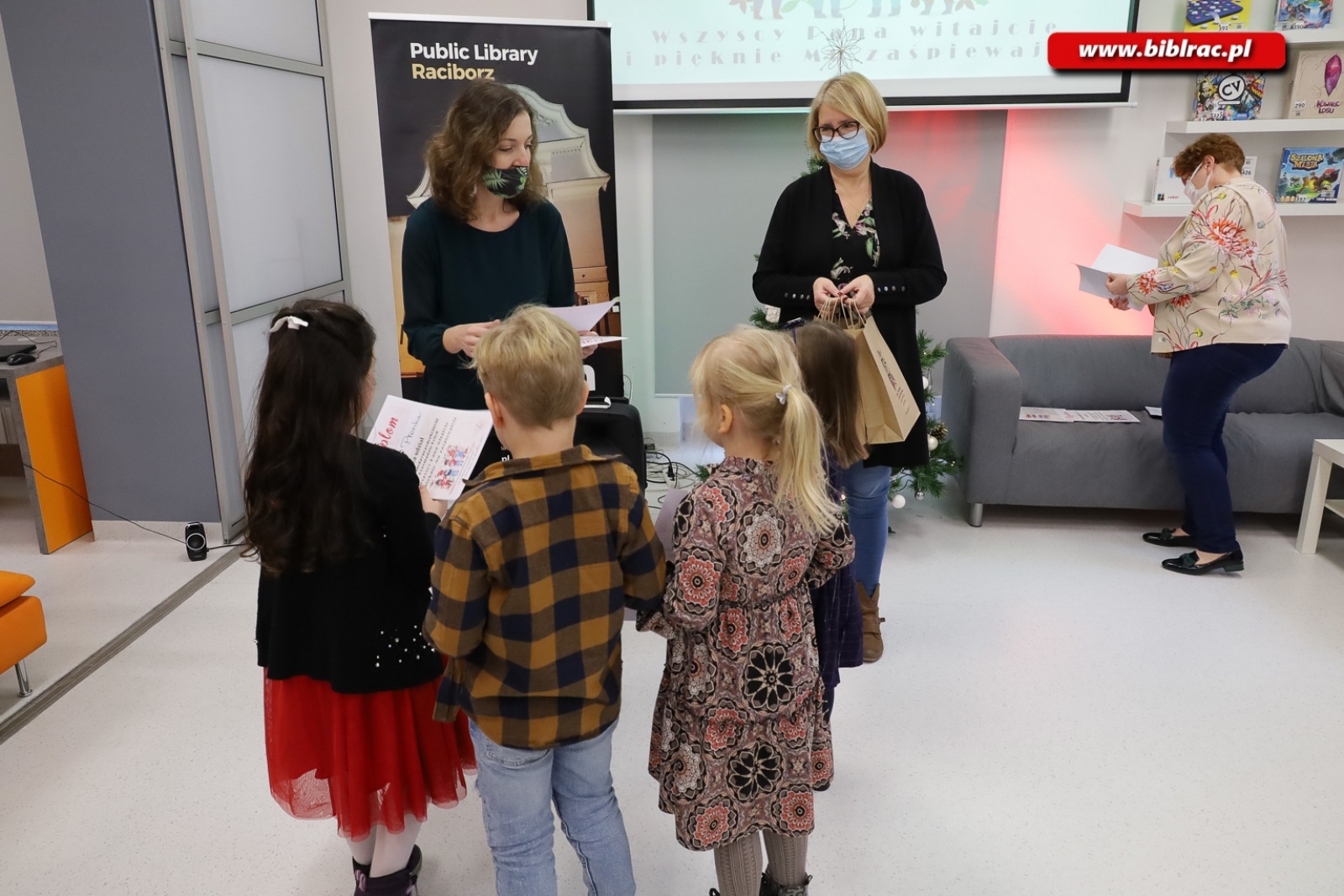 Zdjęcie w galerii na portalu naszraciborz.pl: W bibliotece odbył się XX Międzyprzedszkolny Przegląd Kolęd wiadomości z regionu