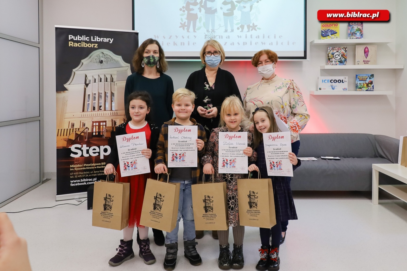 Zdjęcie w galerii na portalu naszraciborz.pl: W bibliotece odbył się XX Międzyprzedszkolny Przegląd Kolęd wiadomości z regionu