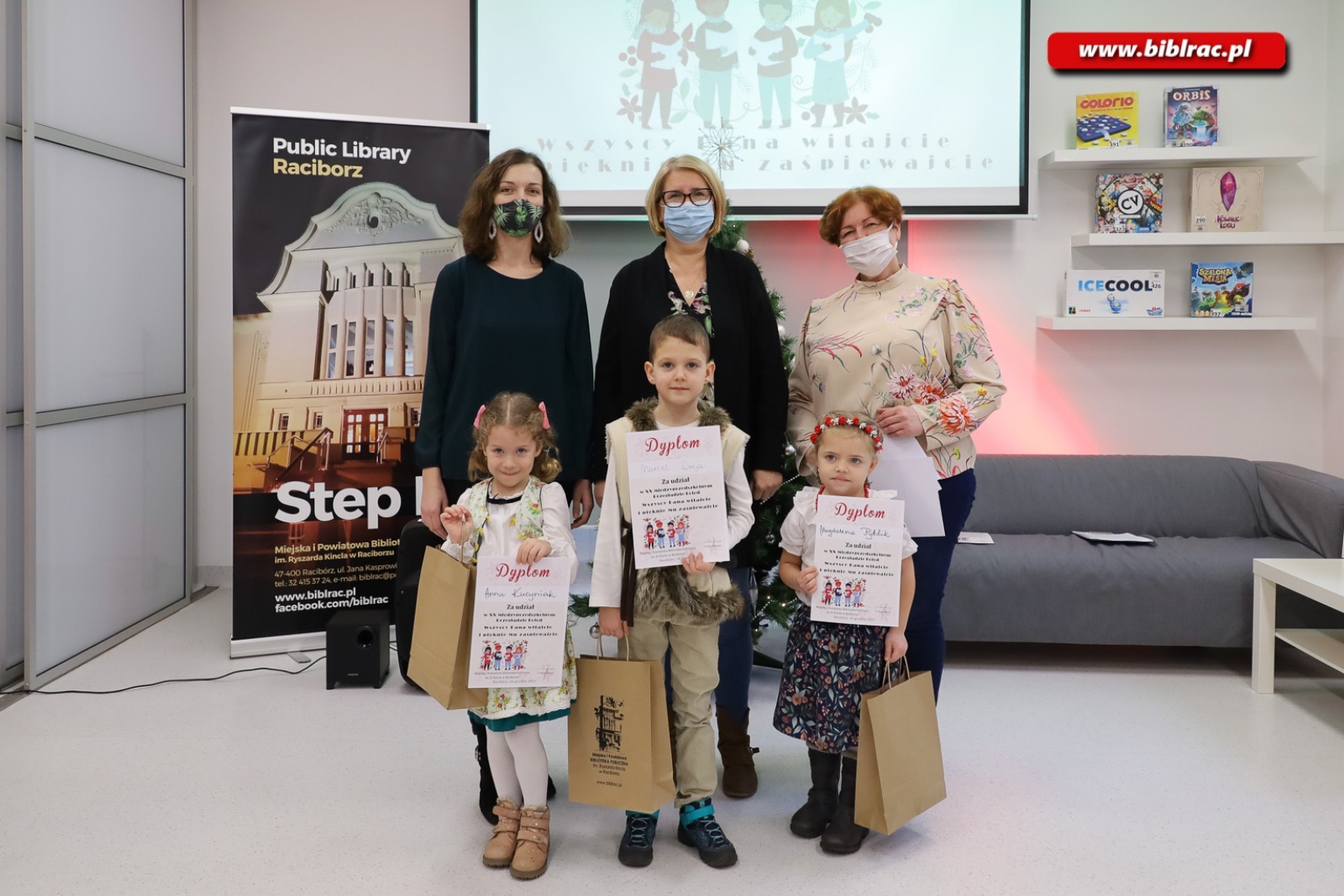Zdjęcie w galerii na portalu naszraciborz.pl: W bibliotece odbył się XX Międzyprzedszkolny Przegląd Kolęd wiadomości z regionu