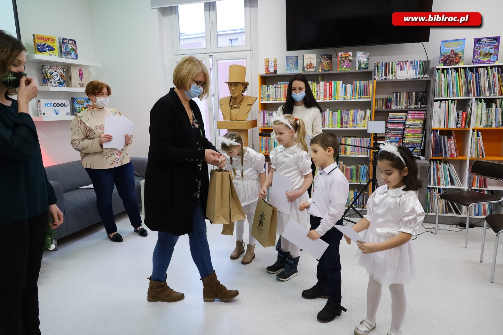 Zdjęcie w galerii na portalu naszraciborz.pl: W bibliotece odbył się XX Międzyprzedszkolny Przegląd Kolęd wiadomości z regionu